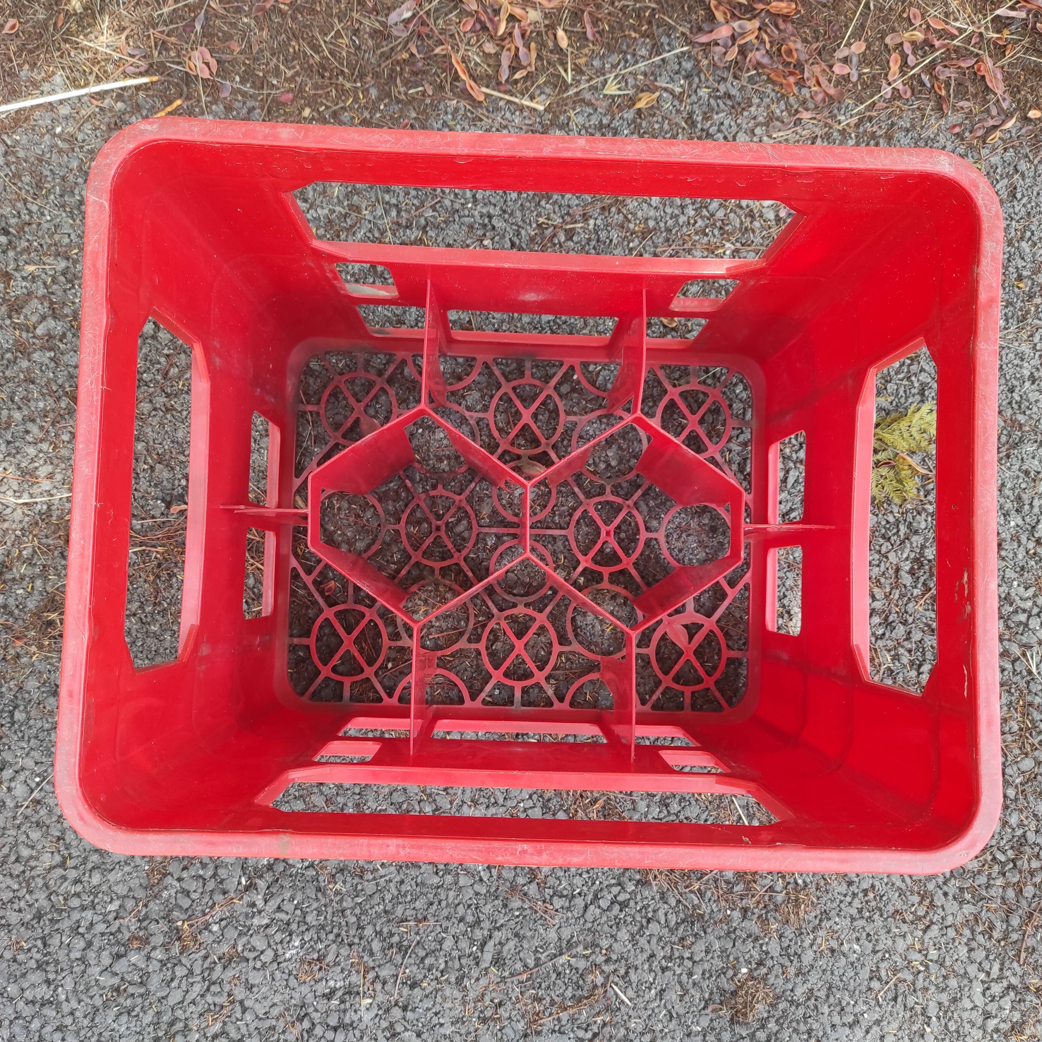 Casier à bouteilles en plastique rouge