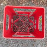 Casier à bouteilles en plastique rouge