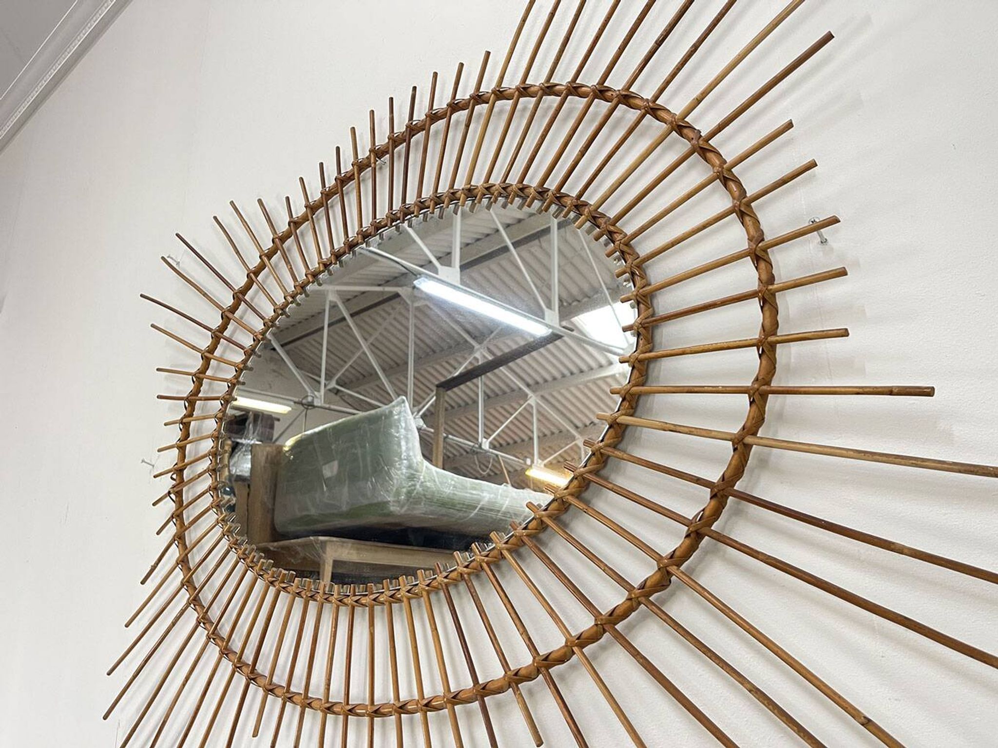 Grand miroir soleil en rotin 1960