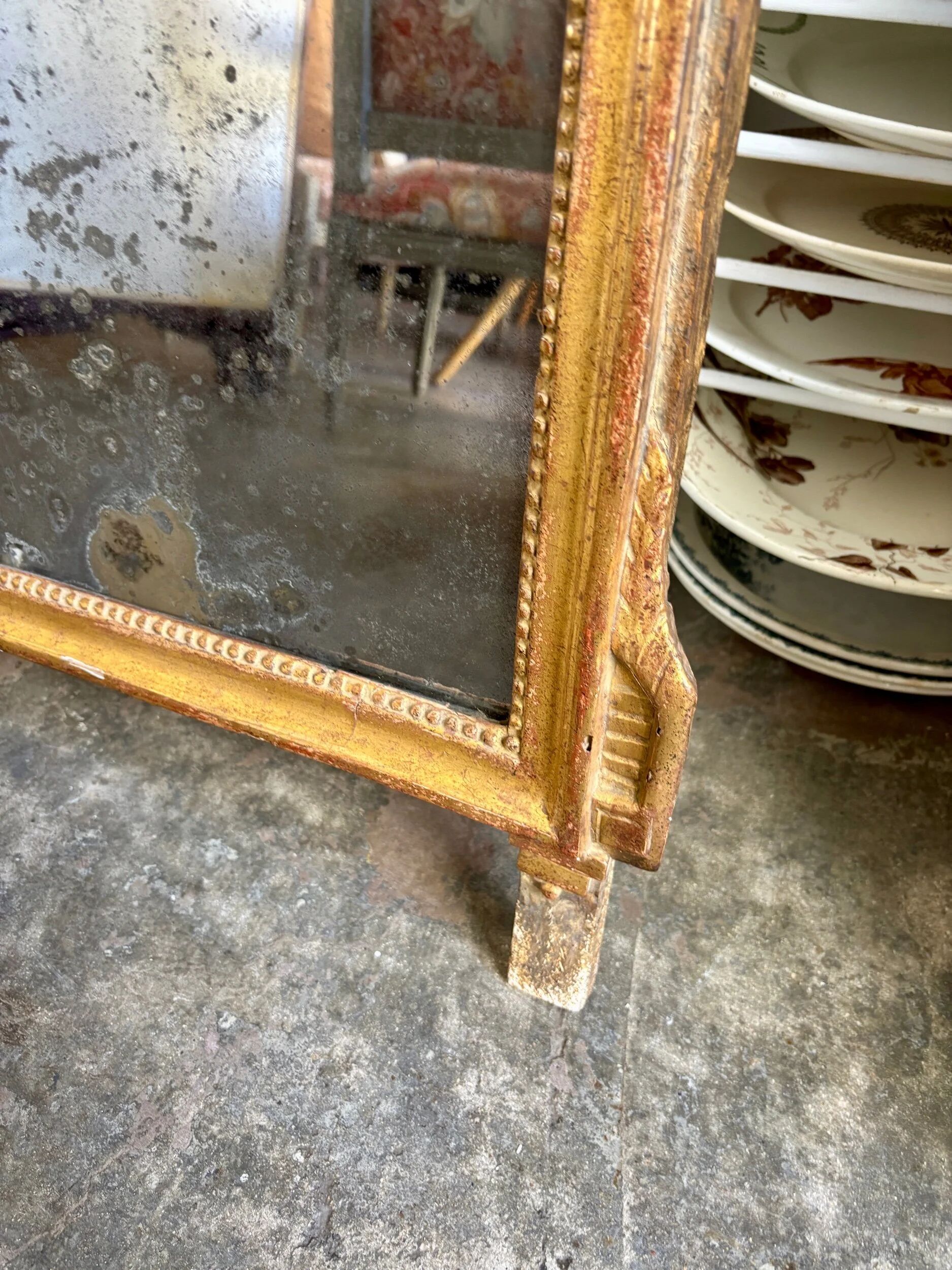 Miroir à fronton en bois et stuc doré 85,5 x 45 cm