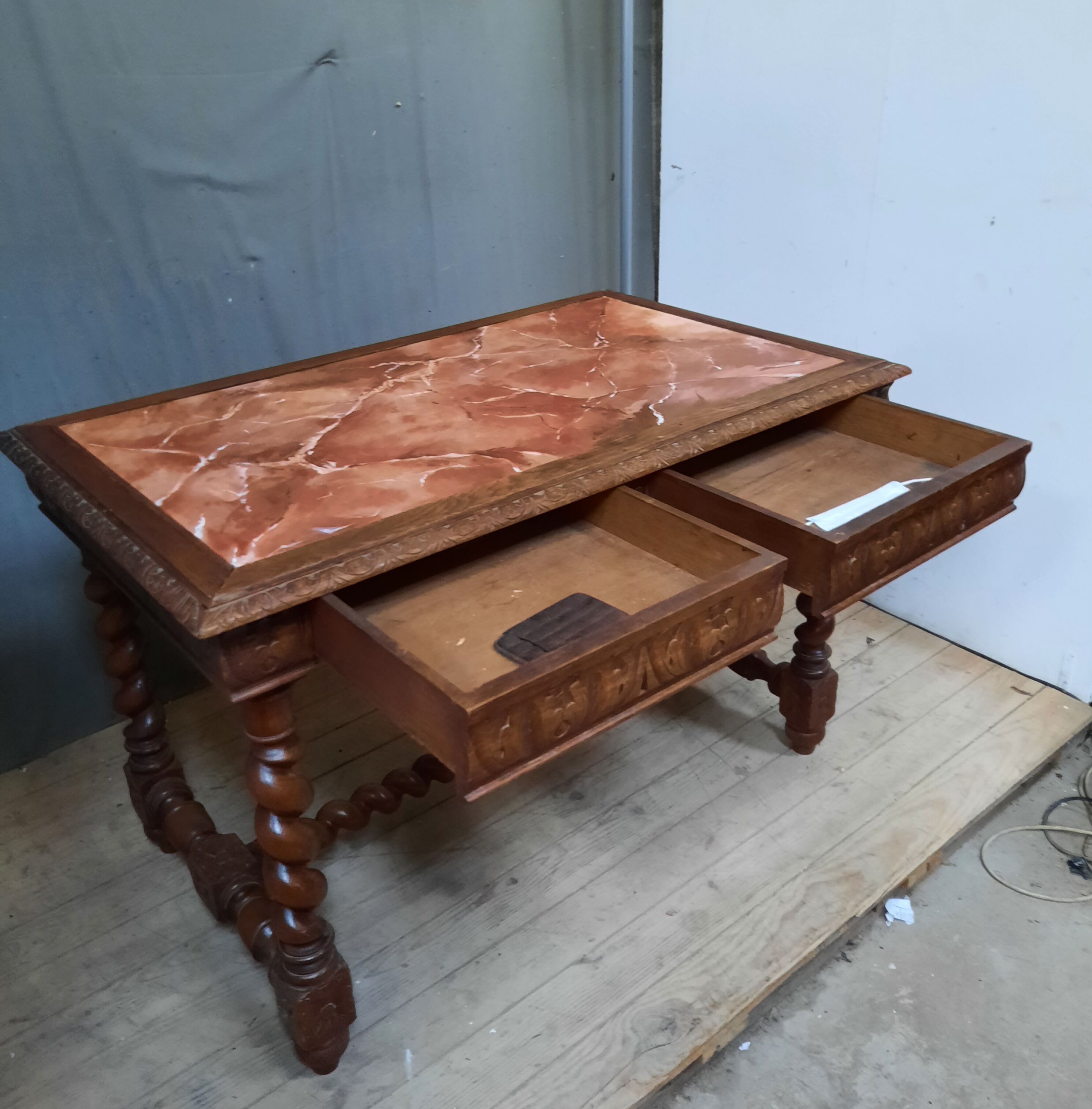 Table desk style Louis XIII