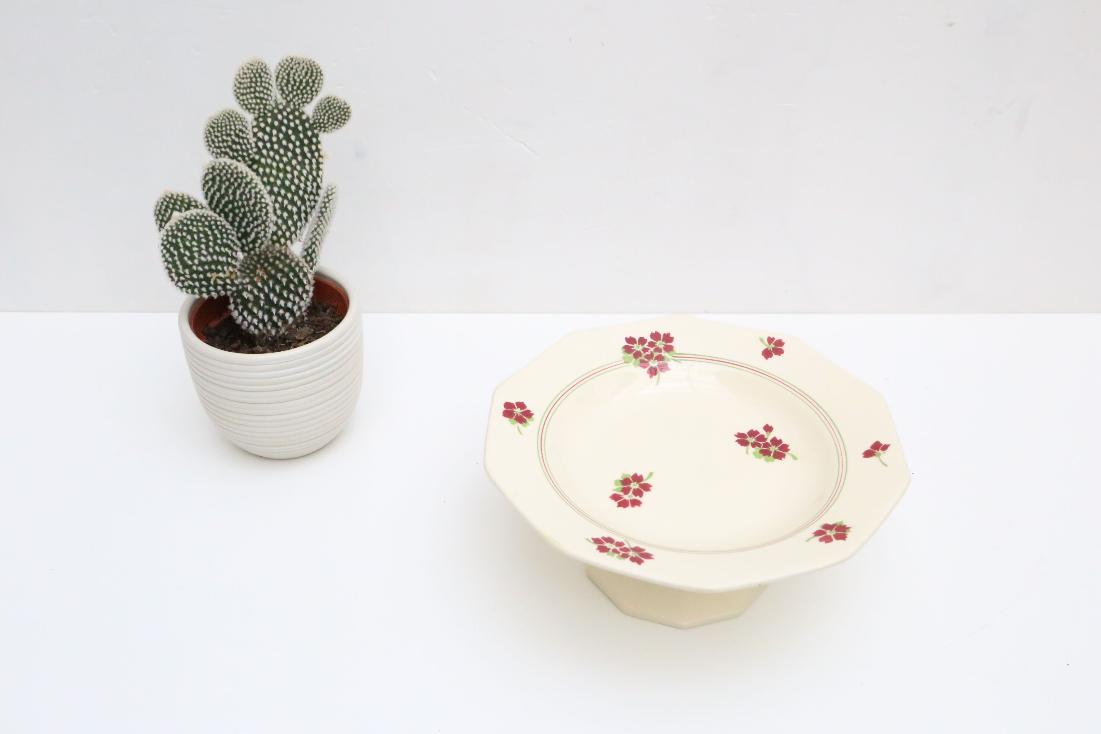 Moulin des Loup serving dish on piedouche