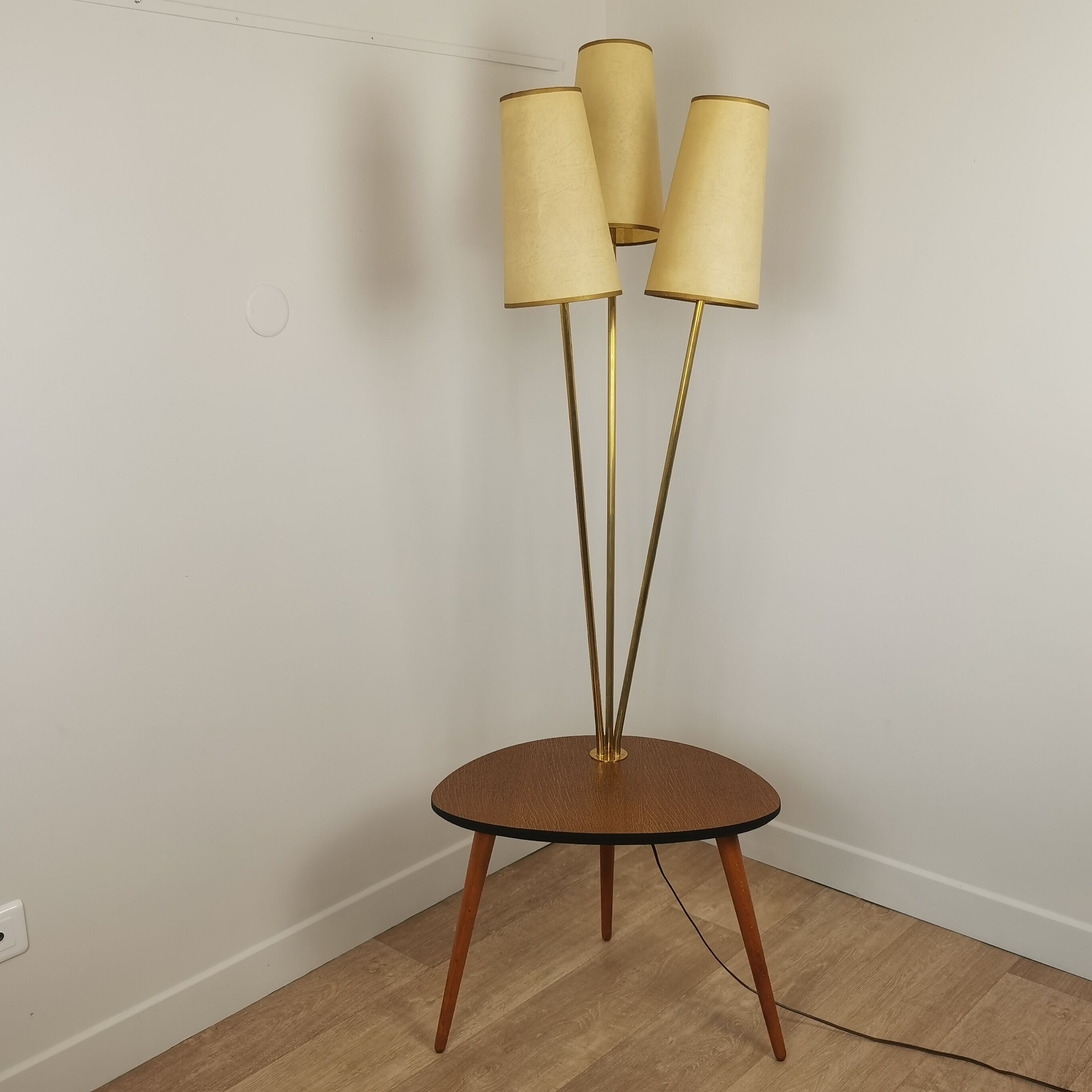 Lampadaire tripode avec tablette 60