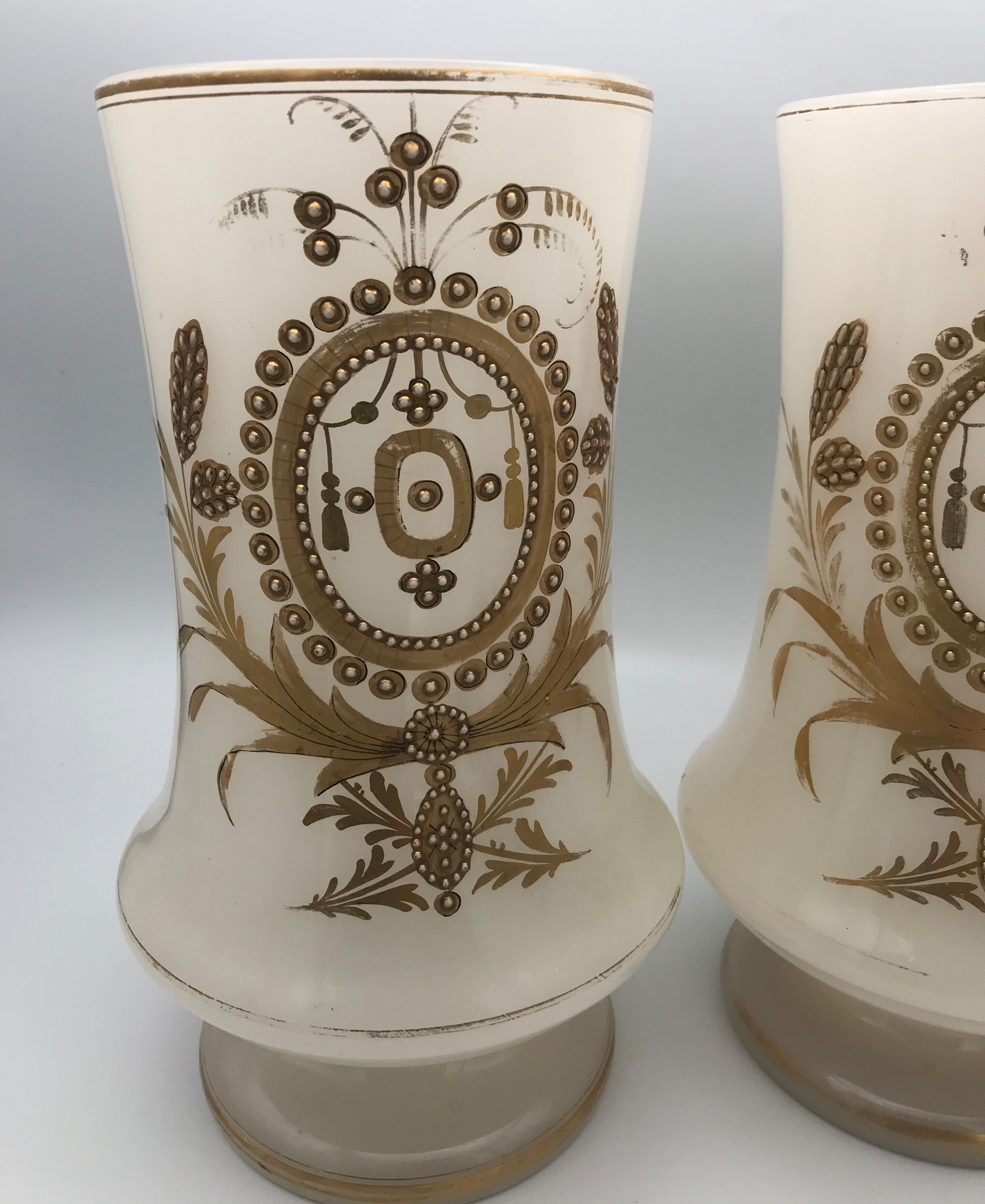 Paire de vases en opaline décor de motifs de guirlandes, liserés d’or, xixème