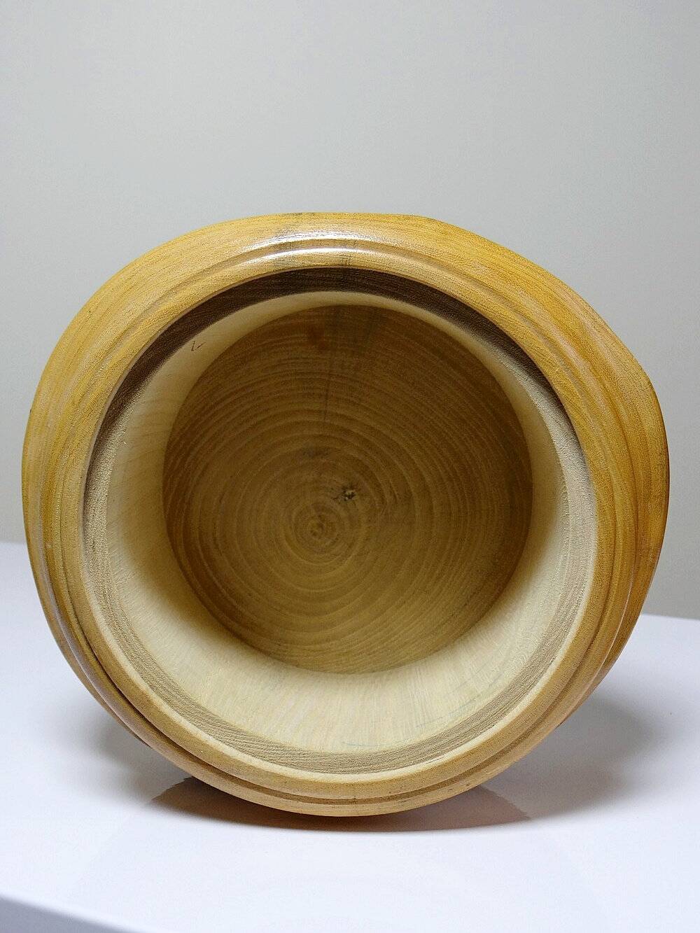 Boîte en bois tourné clair vintage