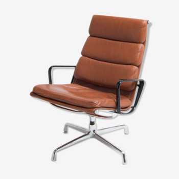 Fauteuil lounge Eames modèle EA 216 softpad en cognac