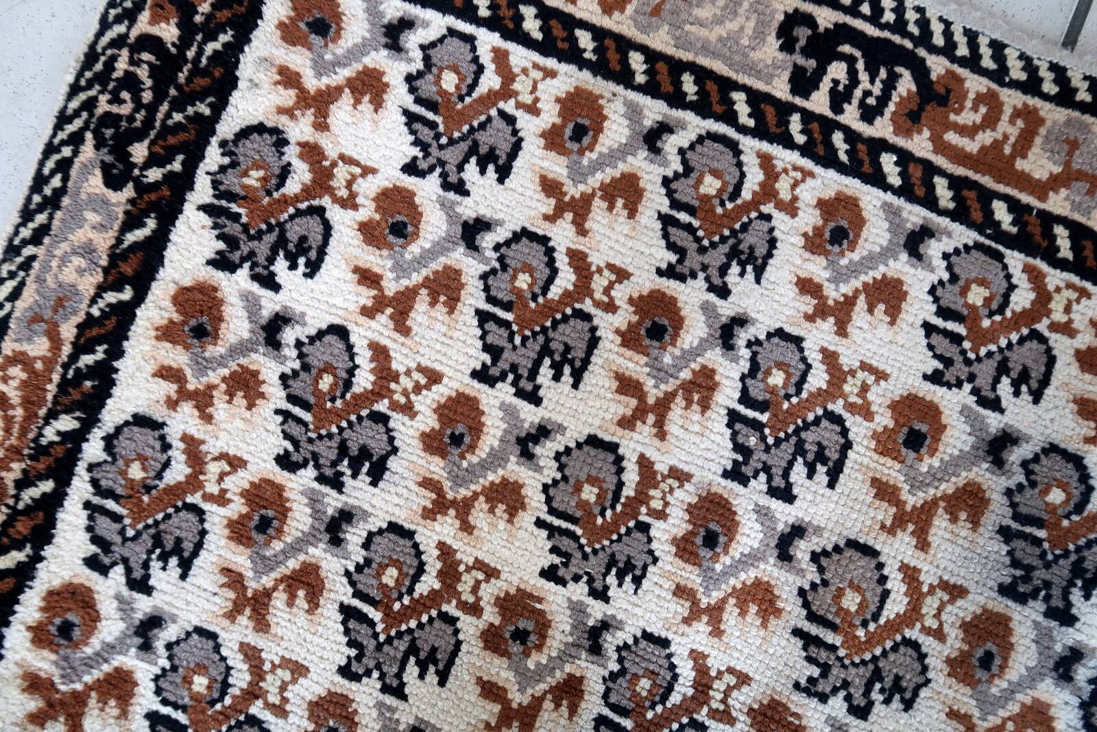 Tapis Vintage Savonnerie Français Fait Main en Laine – 83cm x 138cm