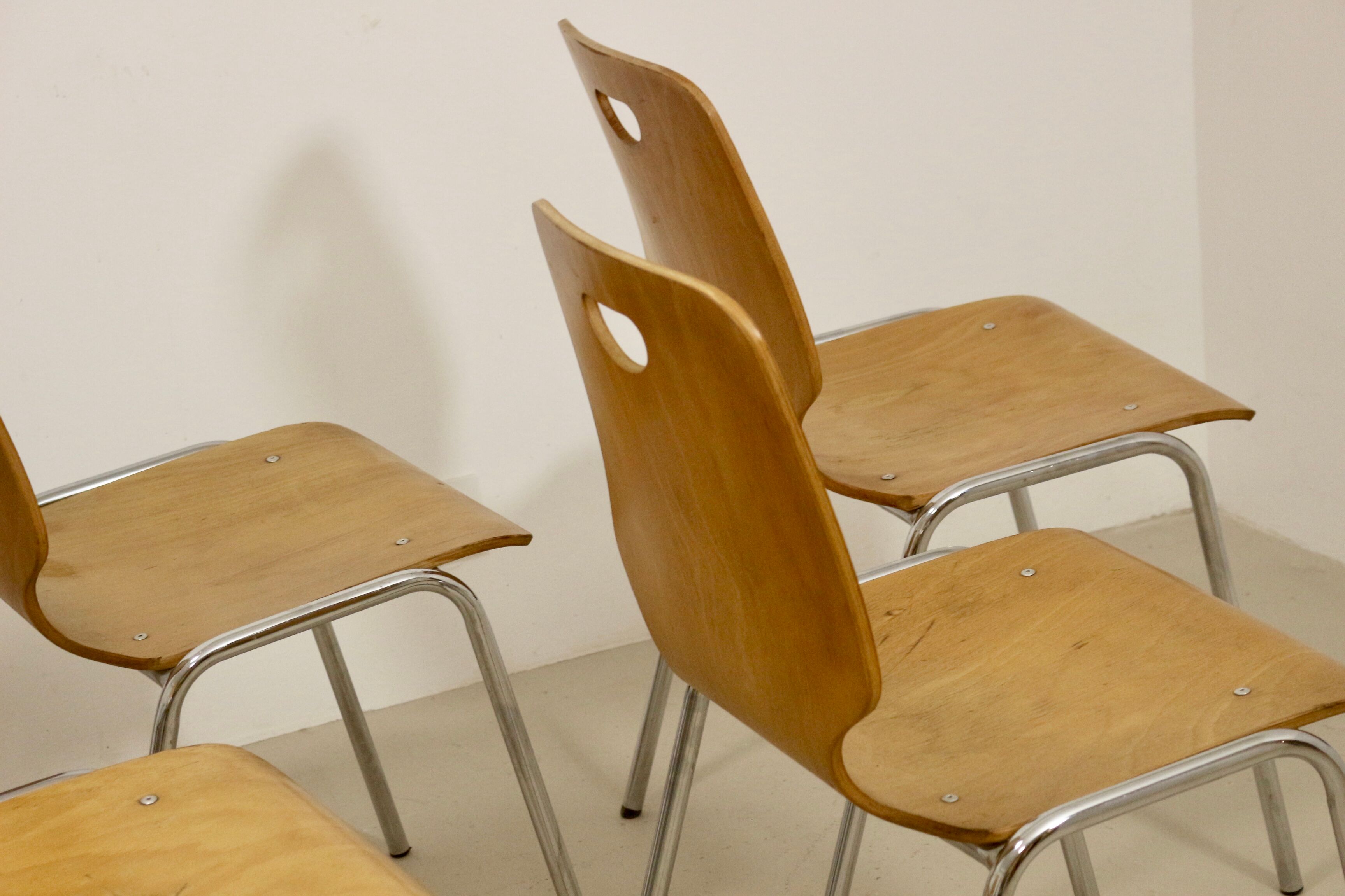 Set of 4 stackable chairs in plywood