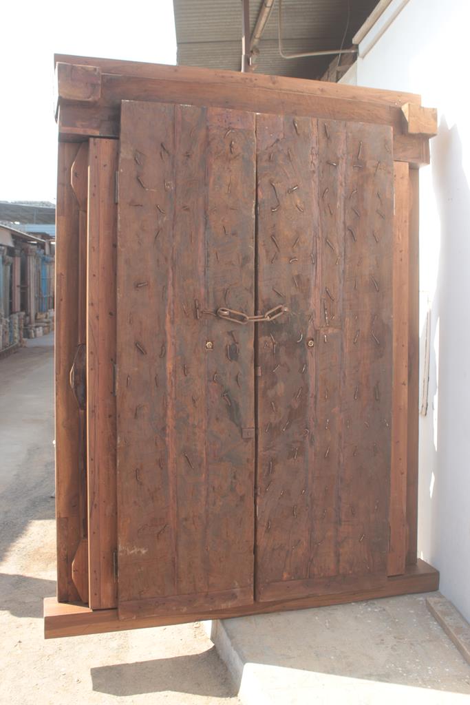Indian door in old teak piece and patina of origin