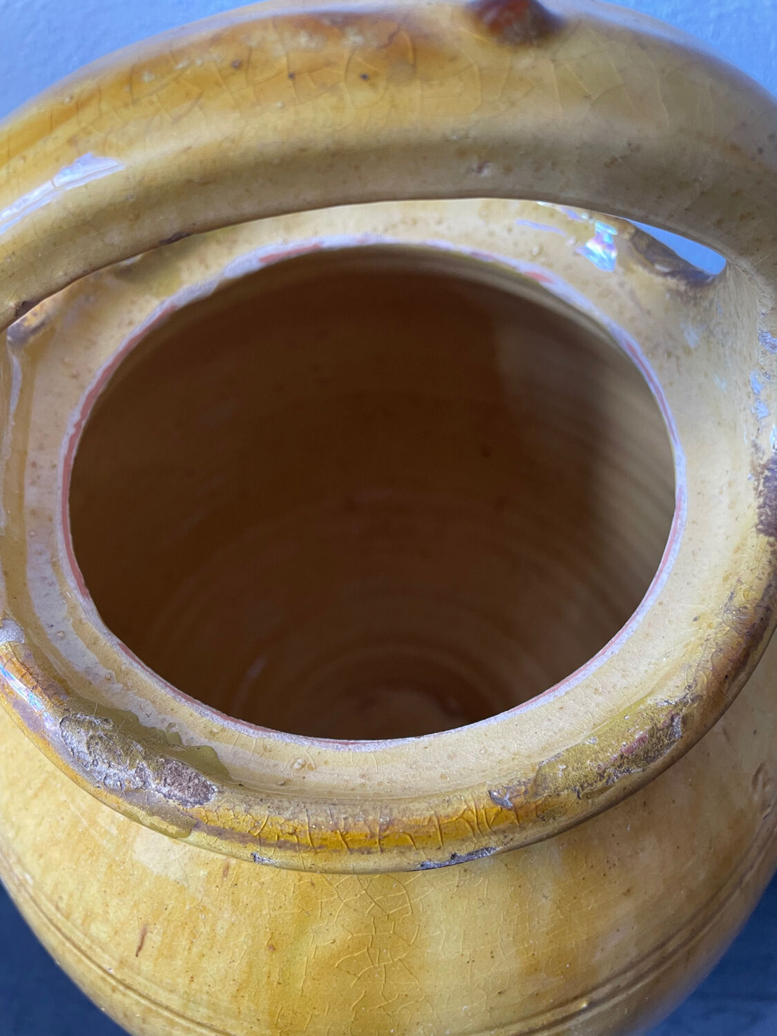 Cruche gargoulette chevrette en terre cuite vernissé jaune