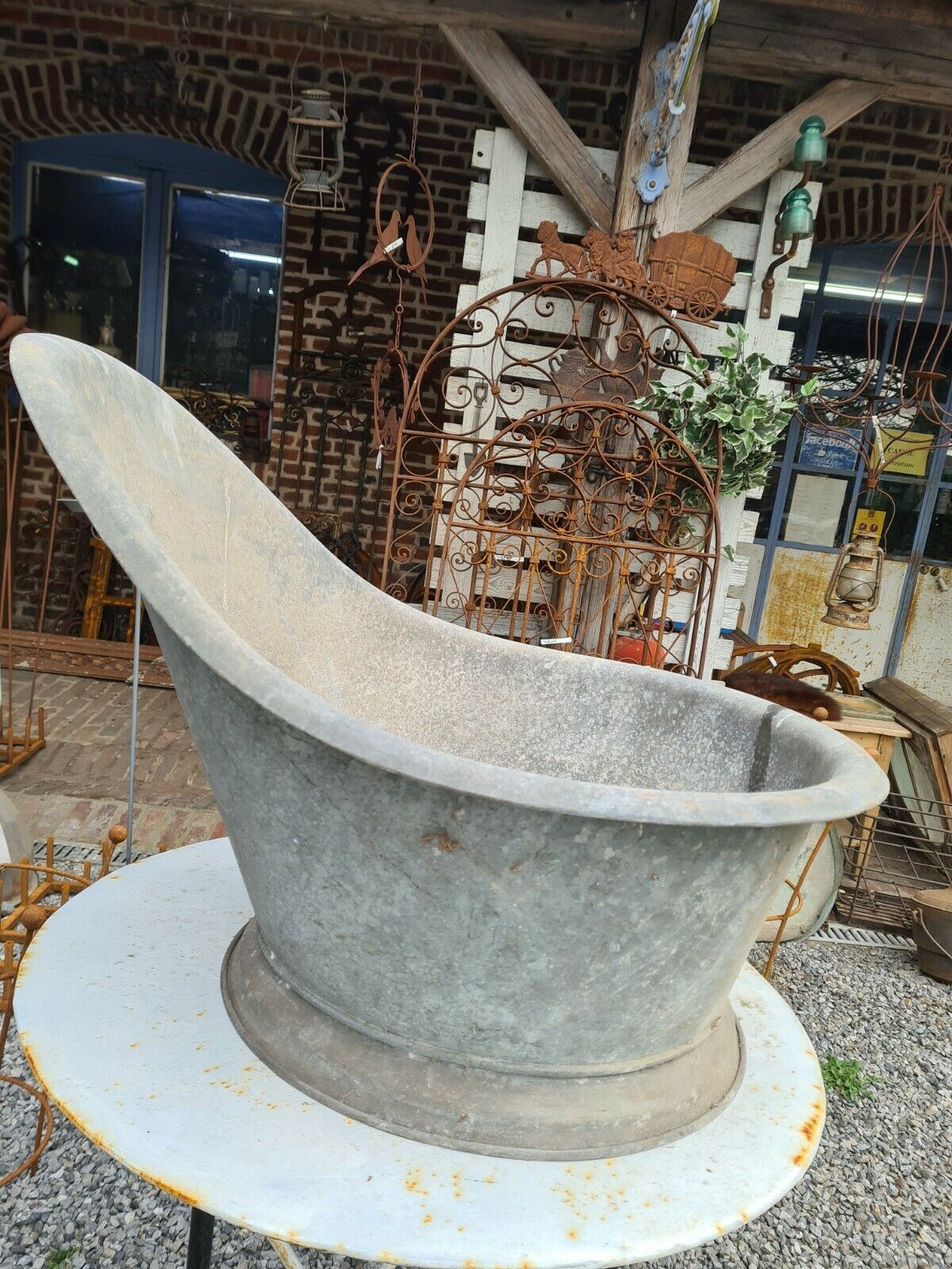 Zinc basin bathtub with backrest