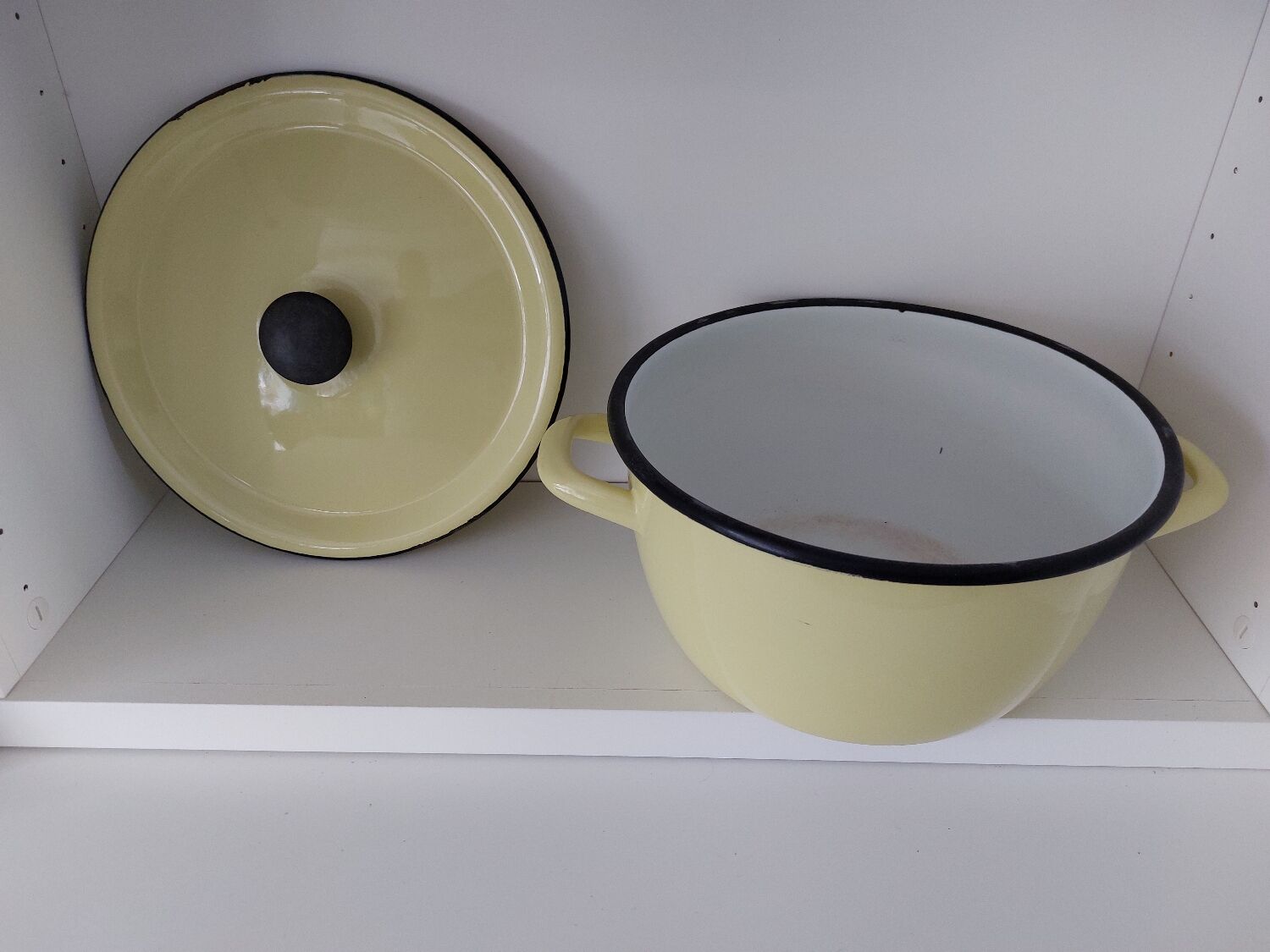 Cocotte en tôle émaillée jaune vintage