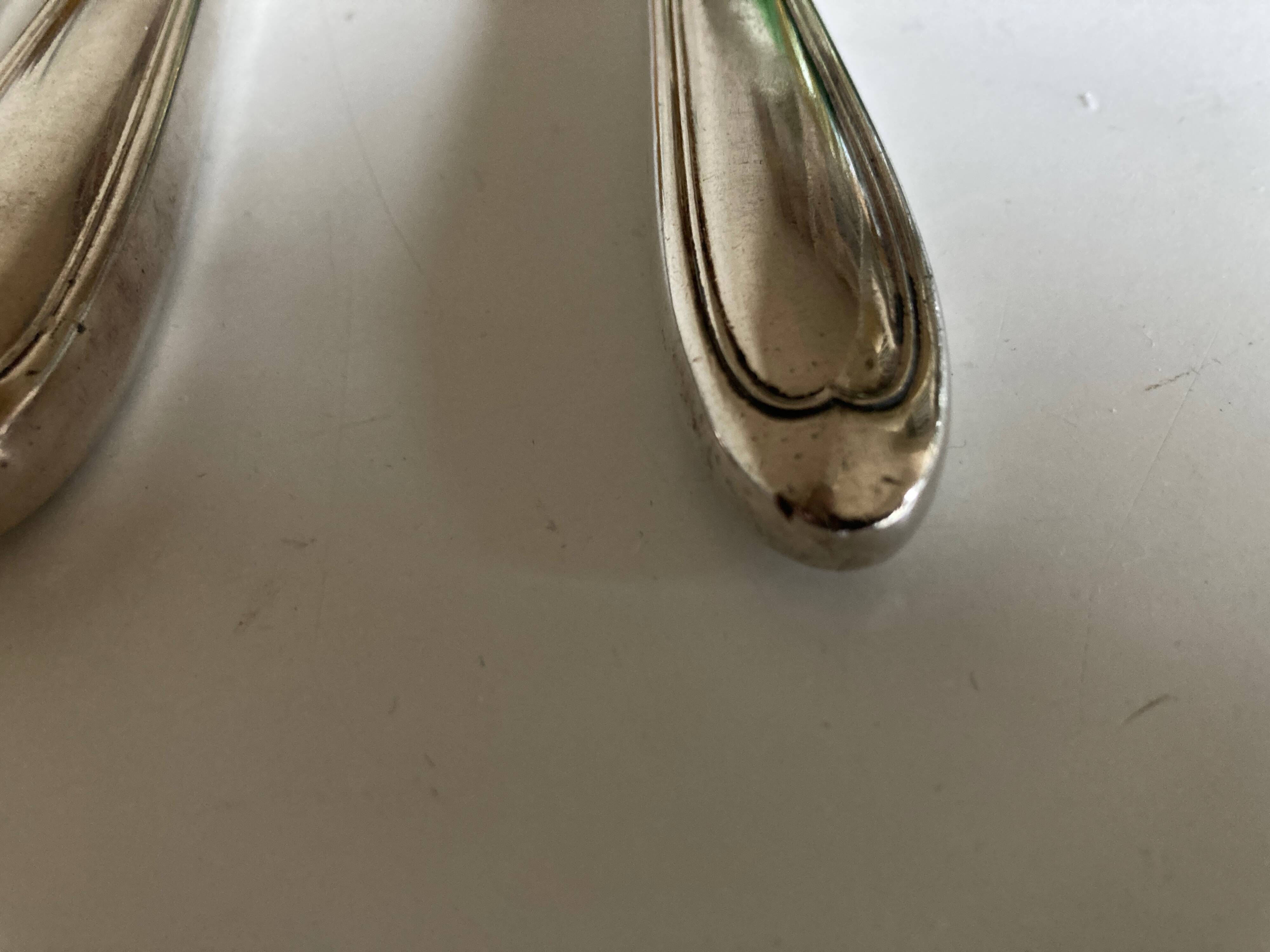 Set de 12 couteaux de table en métal argenté filet 1960