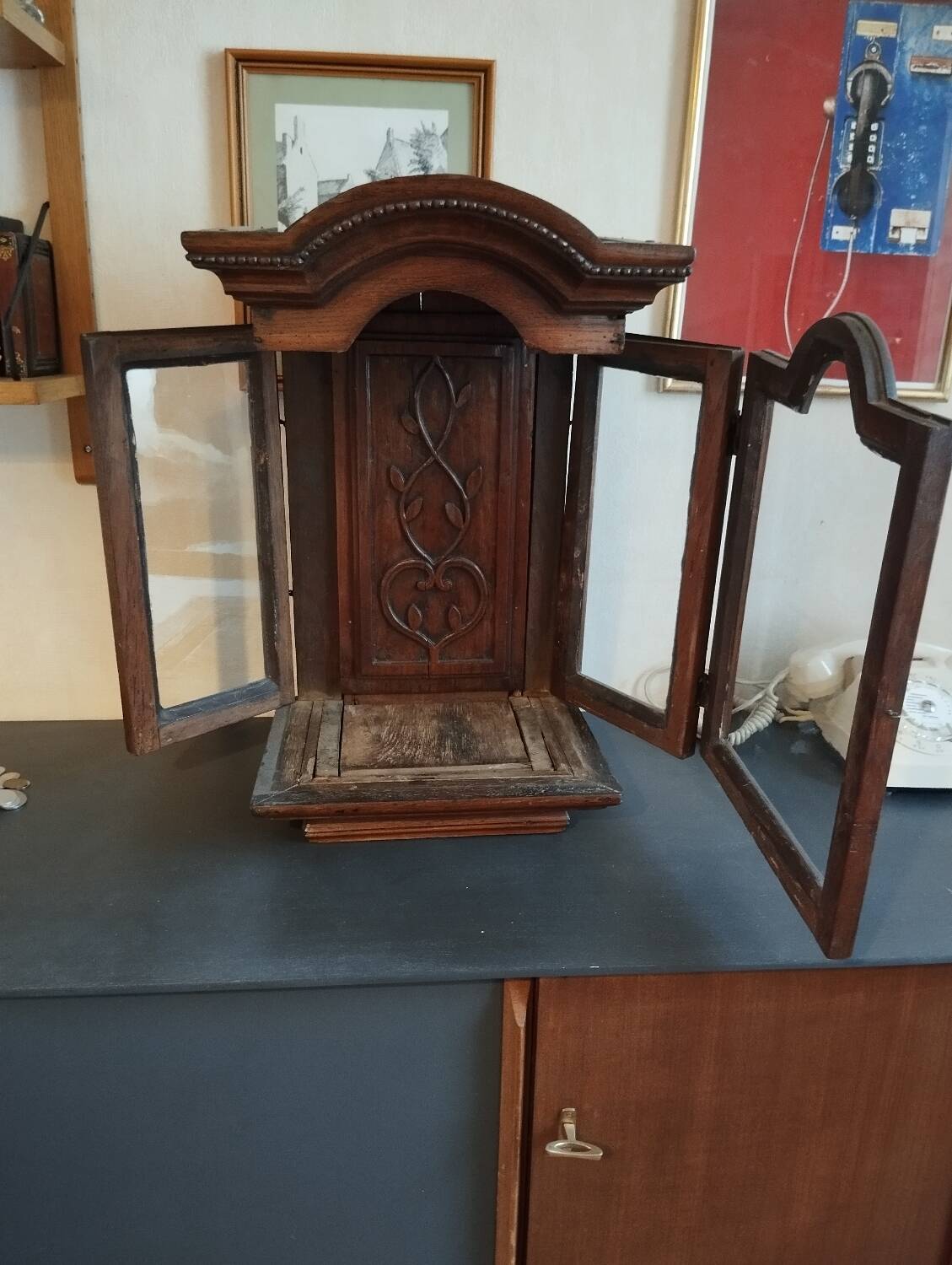 Late 19th Antique Showcase