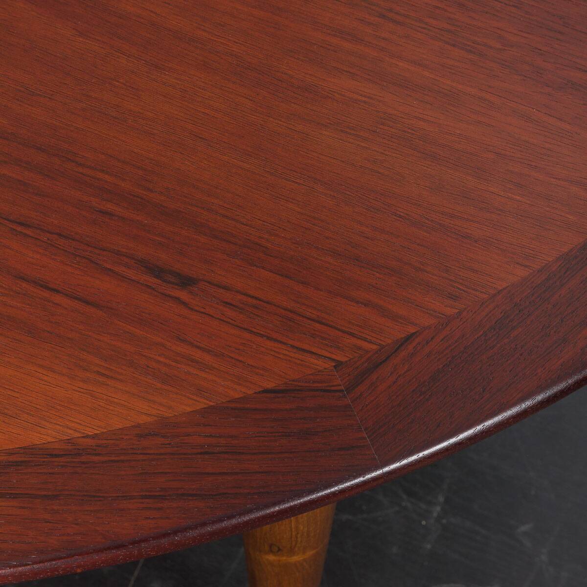 Circular dining table in rosewood, model 'PJ 2-5' by Grete Jalk