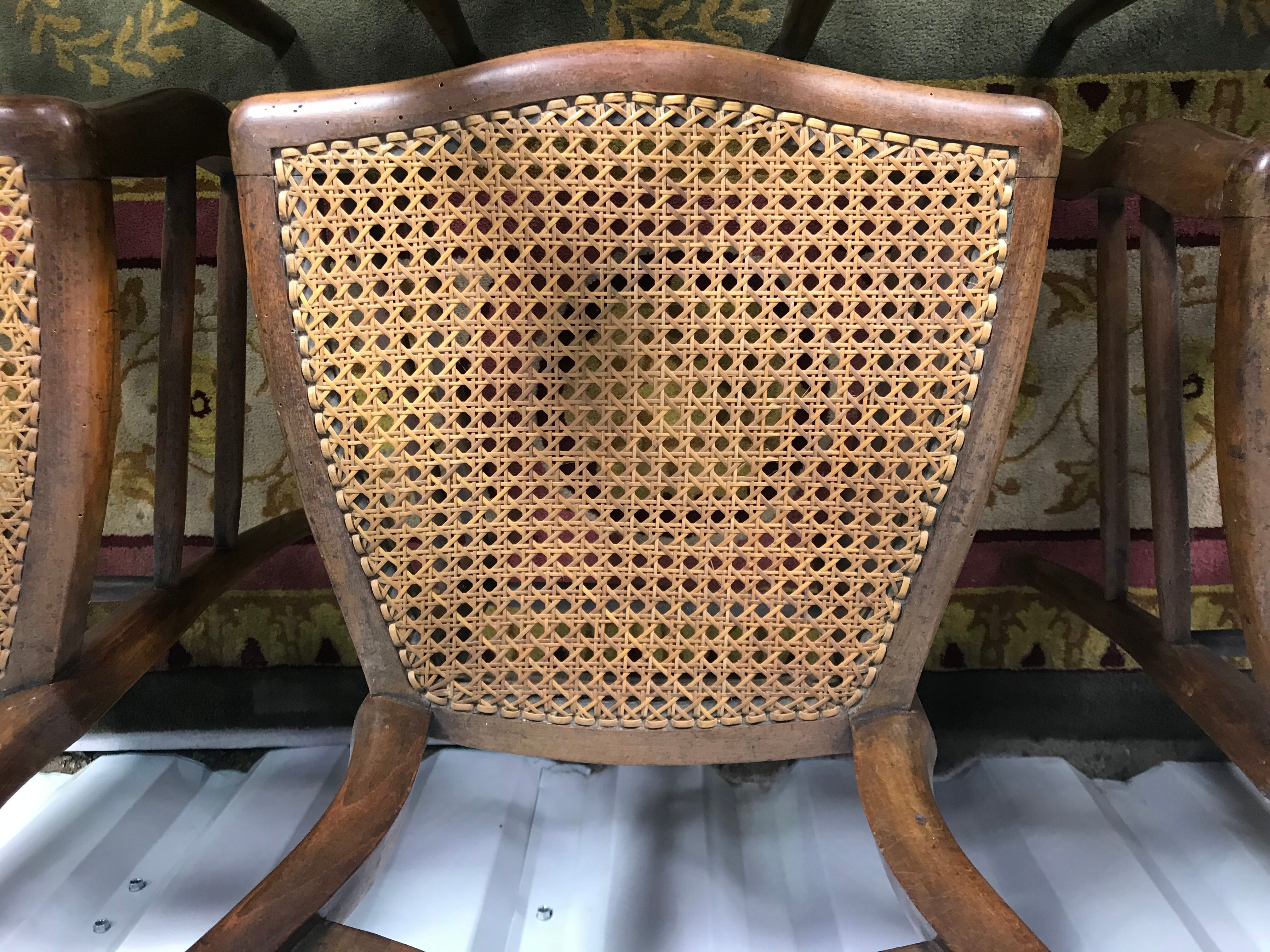 Suite de 6 chaises Louis Philippe en noyer et cannage 19eme