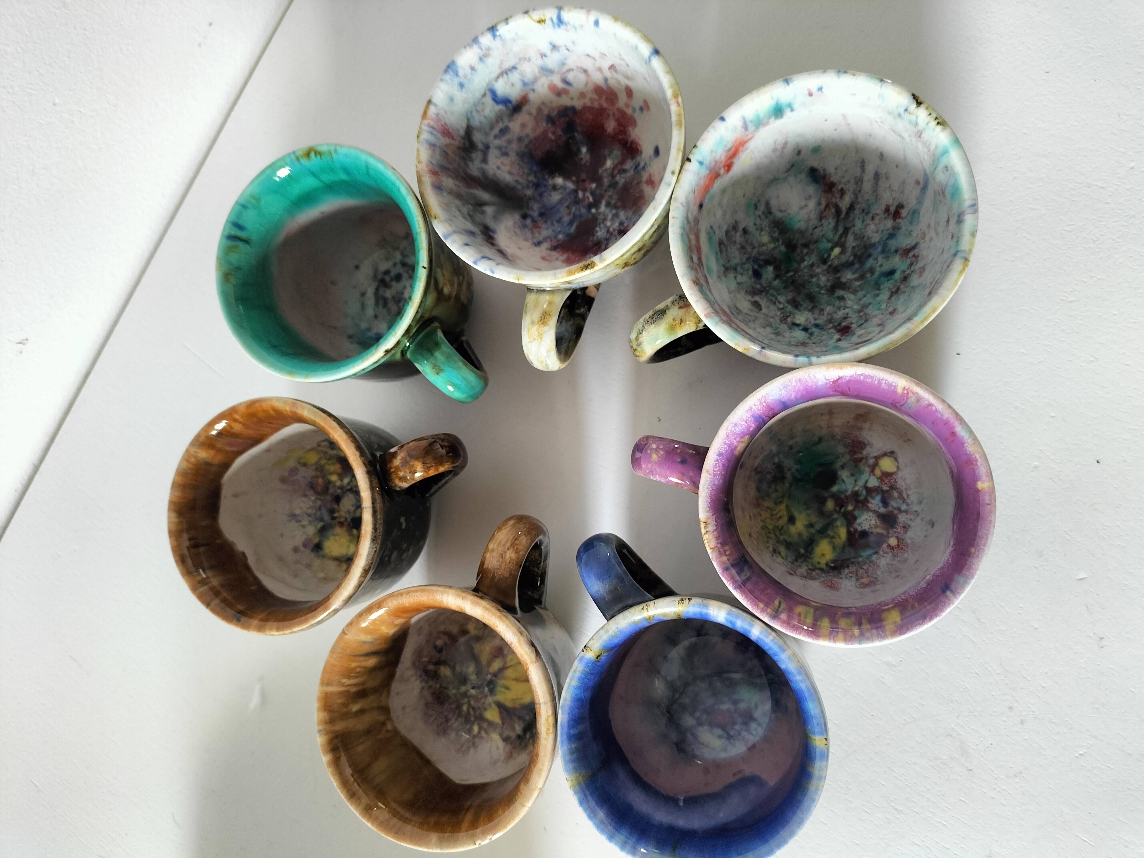Tasses et soucoupes Morvan en céramique émaillée polychrome