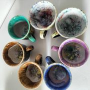 Tasses et soucoupes Morvan en céramique émaillée polychrome