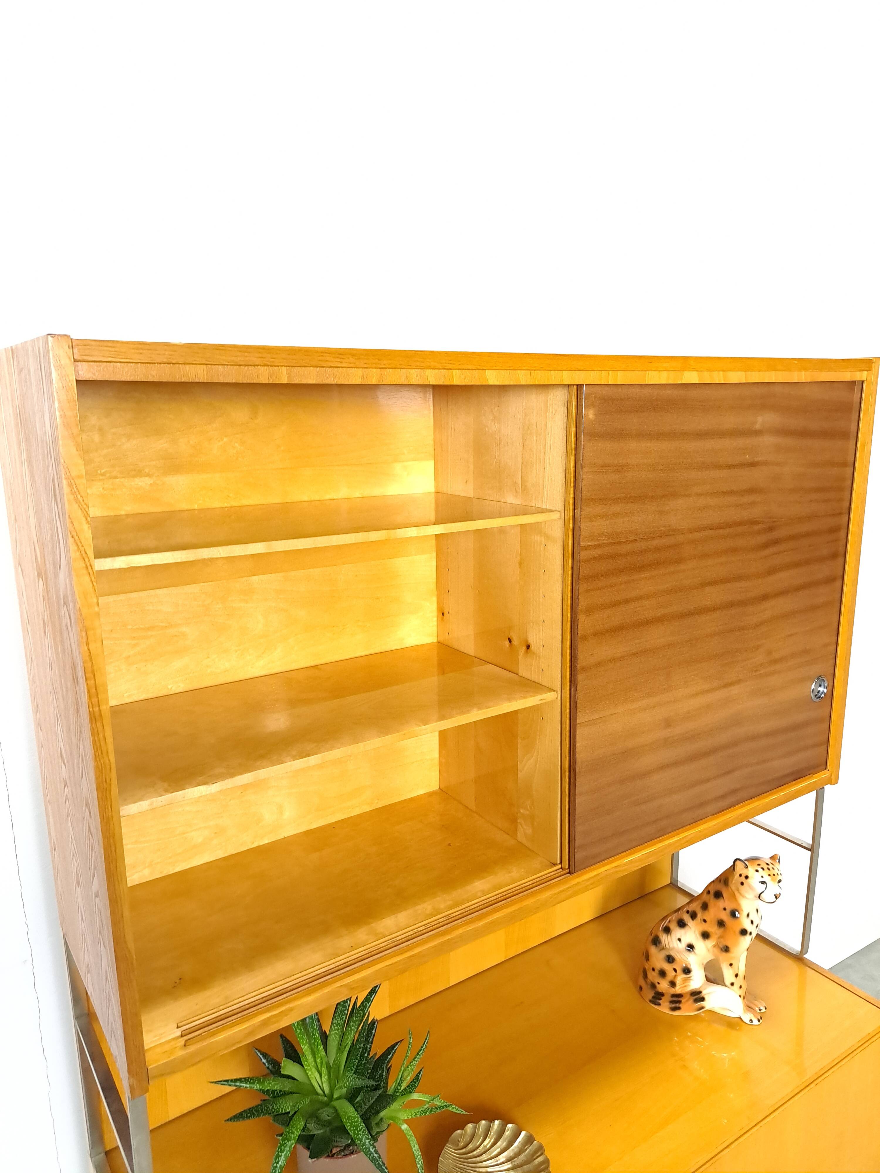 Jitona design vitrinekast met 2 kleuren fineer en schuifdeuren