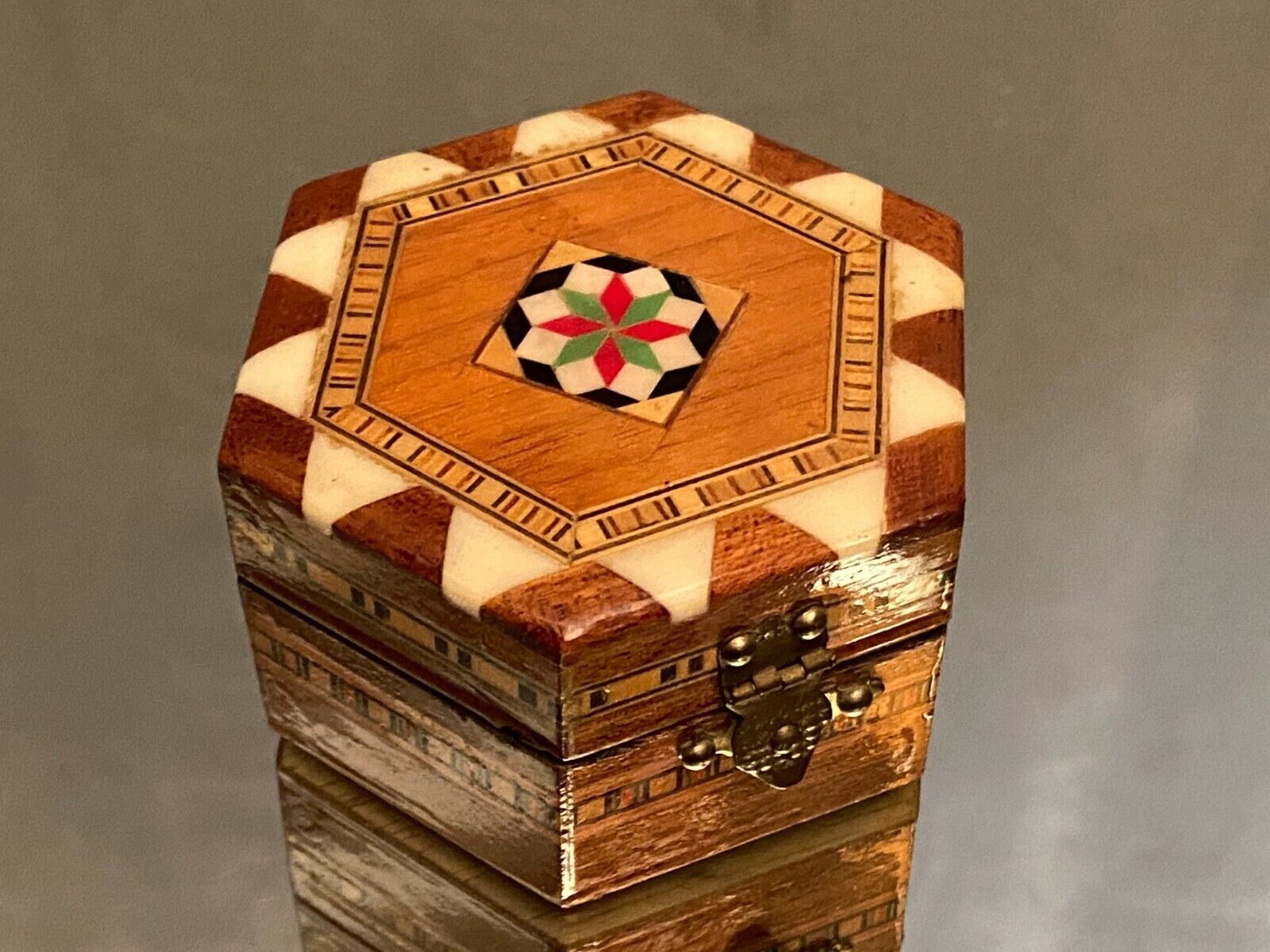 Hexagonal box box with Syrian-style inlaid decoration