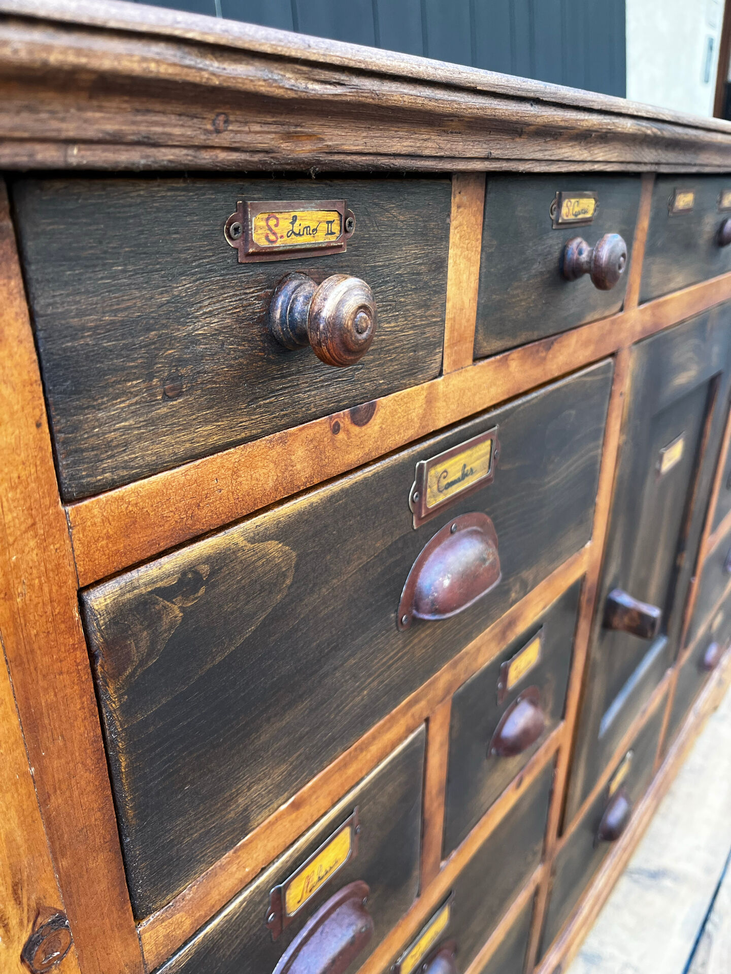 Cabinet en bois vintage – Inspiré par la botanique