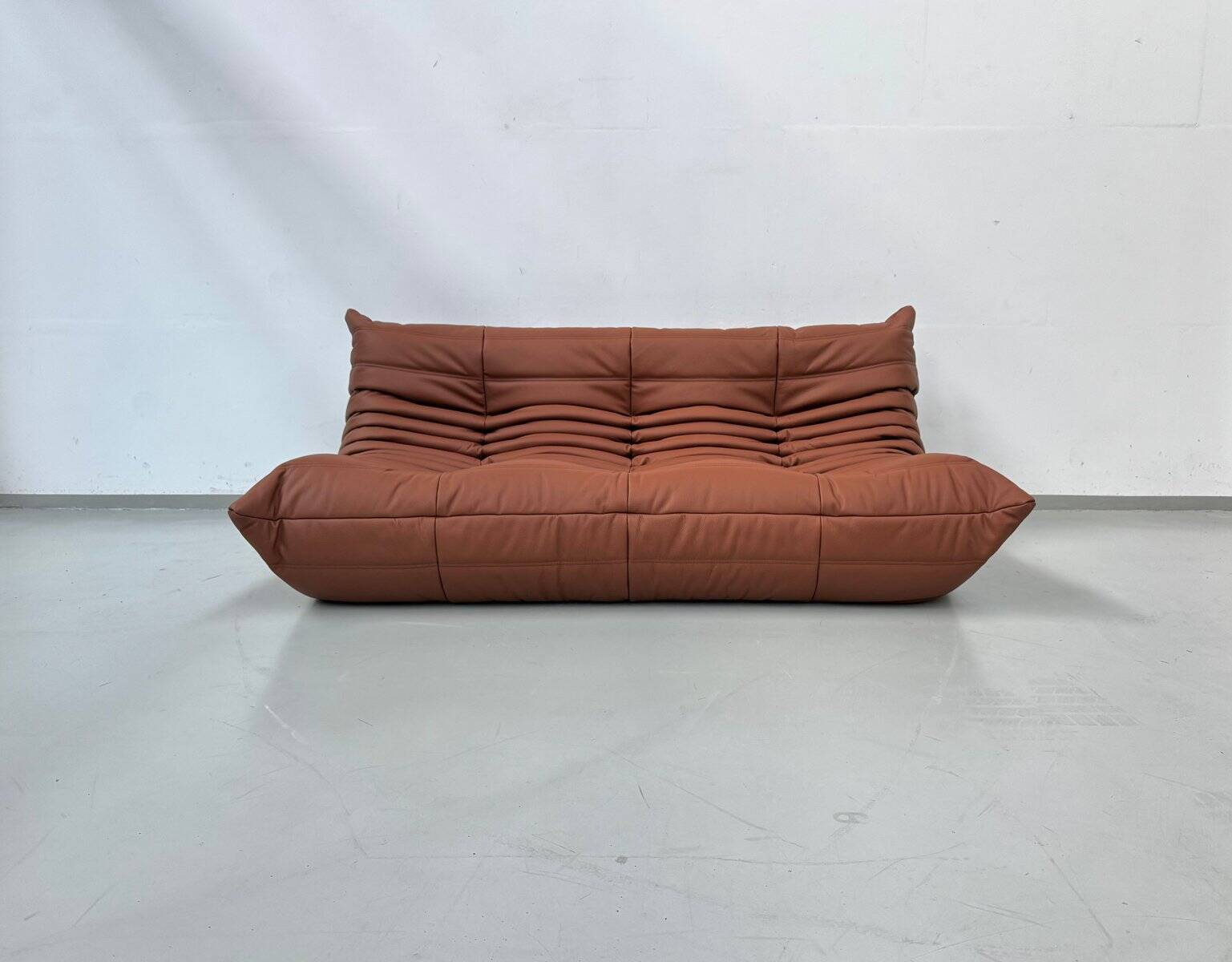 Canapé Togo français en cuir de vachette épais couleur cognac, signé Michel Ducaroy pour Ligne Roset