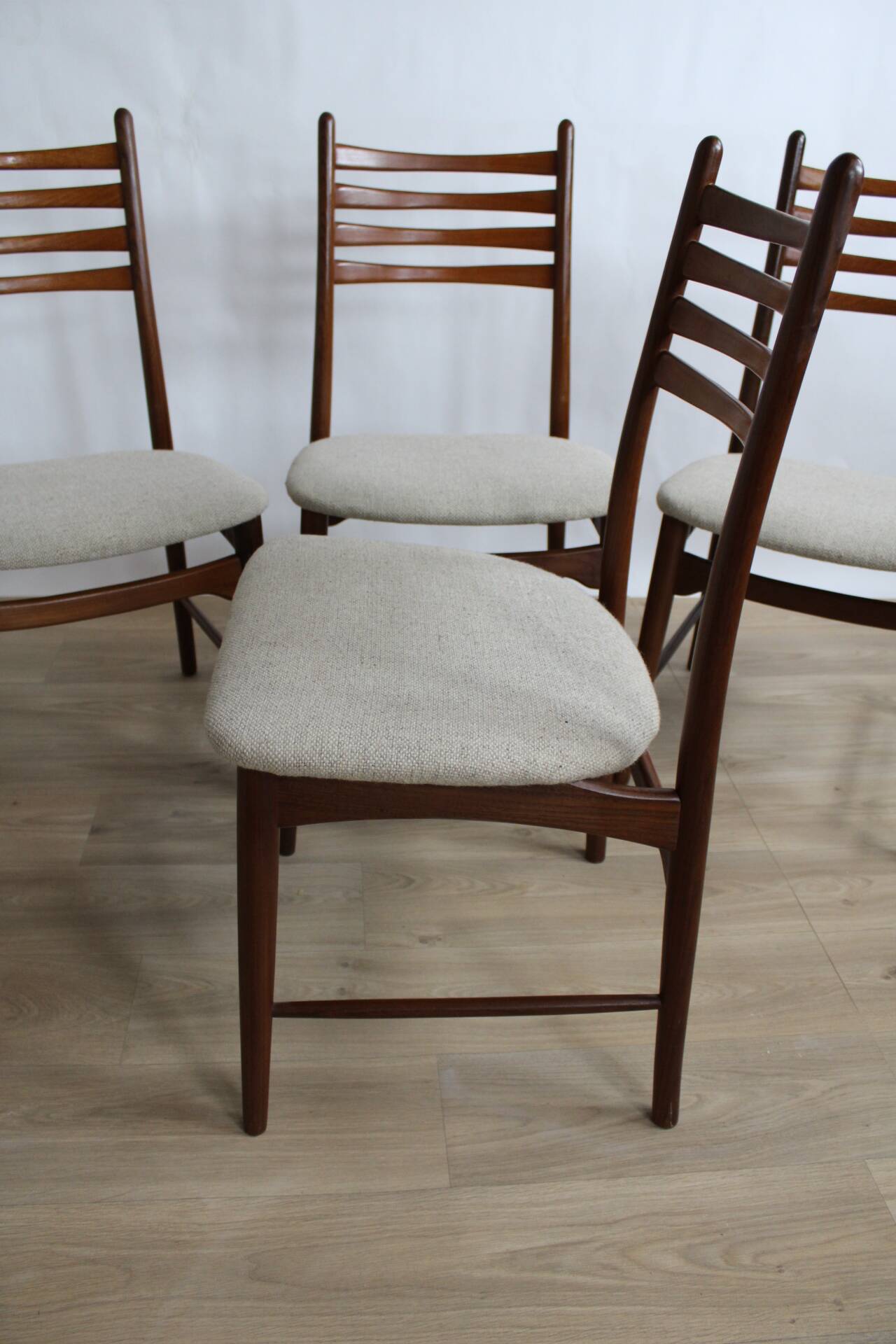 4 chaises teck tissus moiré gris blanc Scandinaves 1960 Danematk