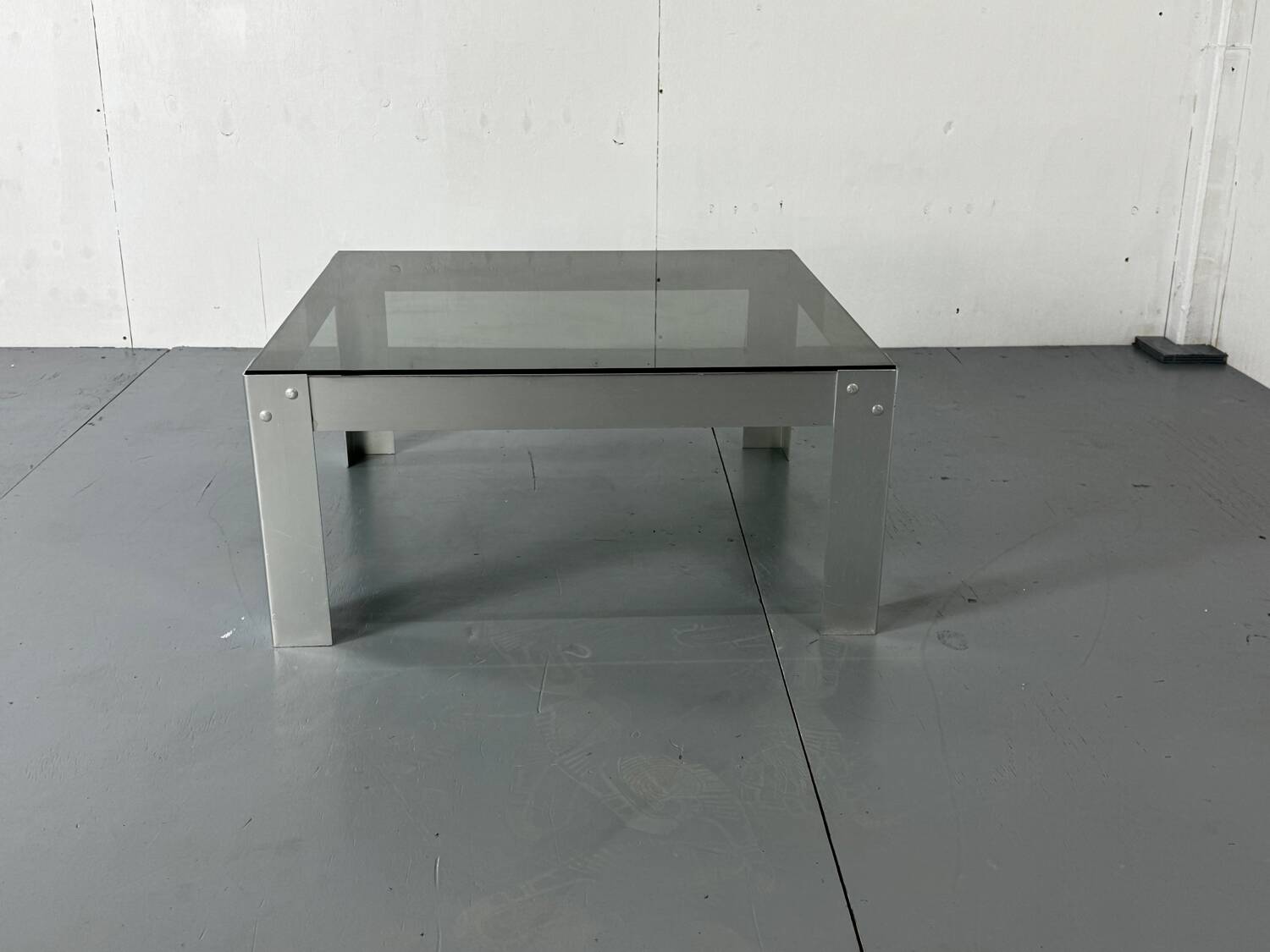 Table basse en aluminium et verre minimaliste de style moderniste du milieu du siècle, années 1970.