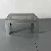 Table basse en aluminium et verre minimaliste de style moderniste du milieu du siècle, années 1970.