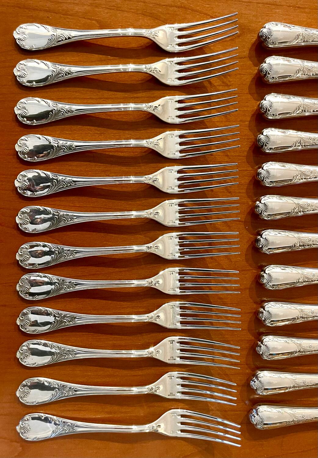 Christofle France, 12 dessert knives and 12 dessert forks in new condition.