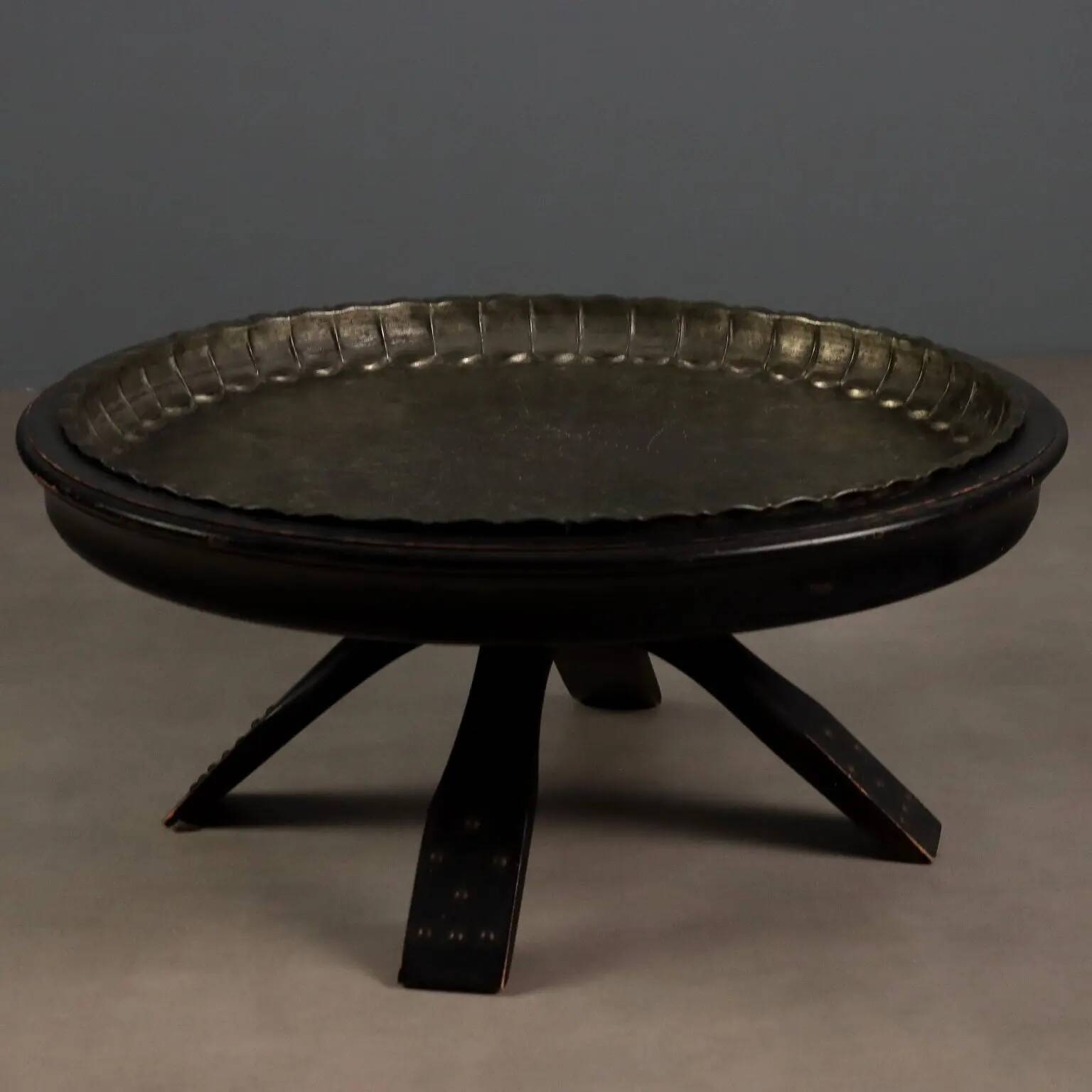 Large antique copper platter with Middle Eastern decorations, 20th century.