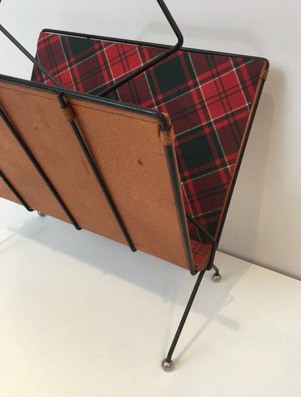 Magazine rack in black lacquered metal, leather and checkered fabric