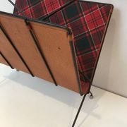 Magazine rack in black lacquered metal, leather and checkered fabric