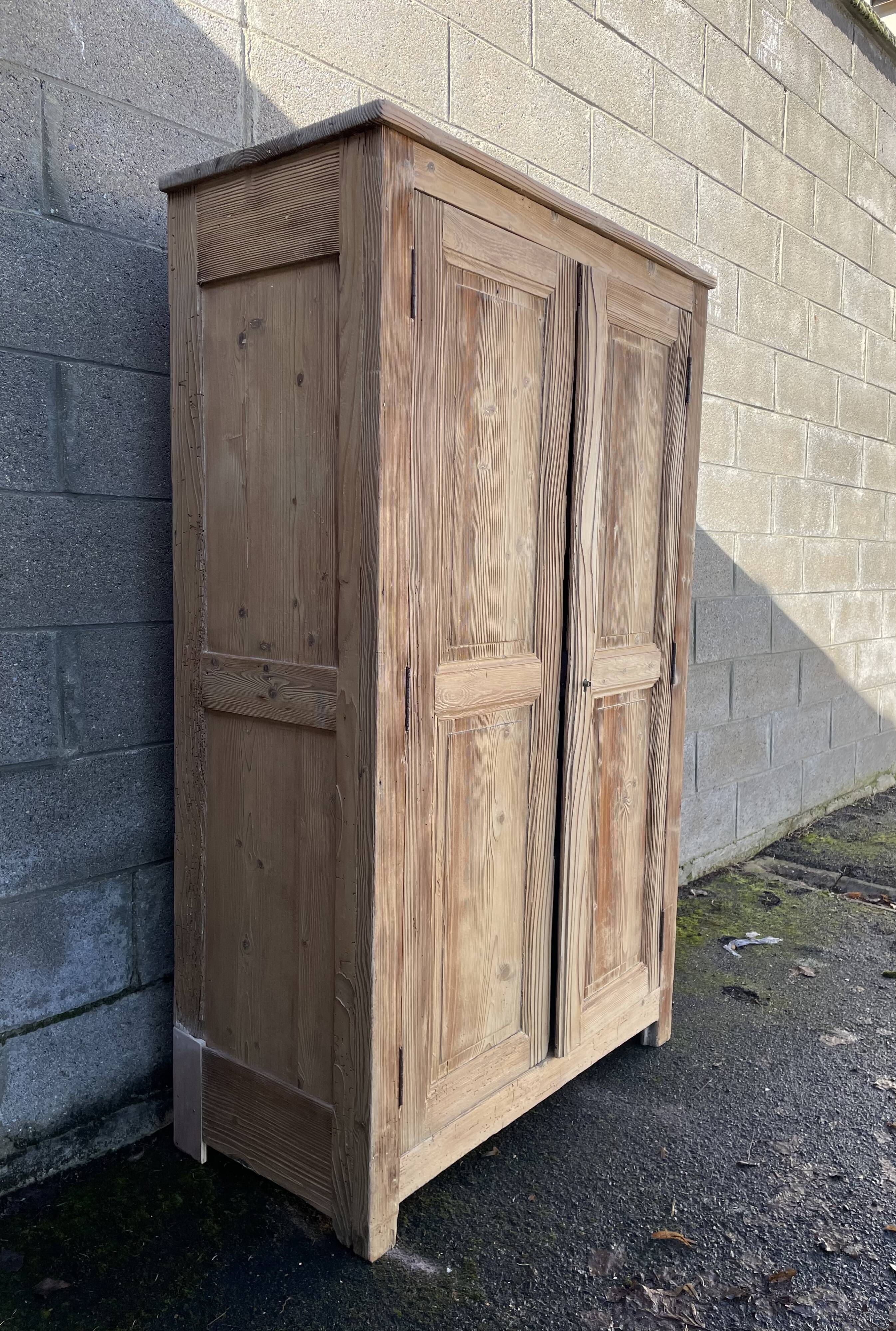 Armoire parisienne ancienne