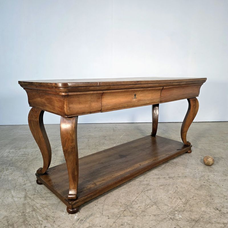 silk table in walnut from the Restoration period