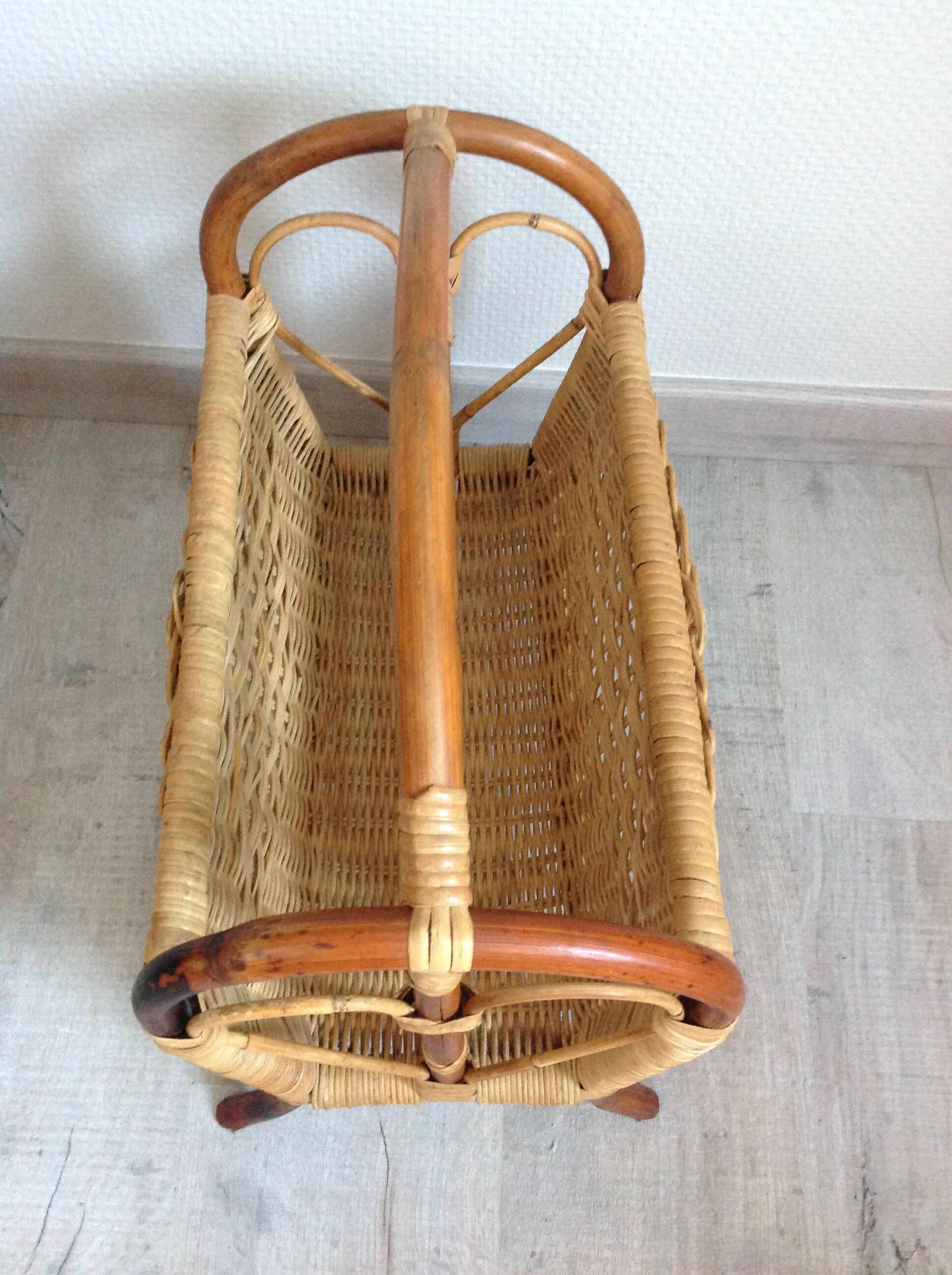 Magazine holder in rattan and braided wicker / vintage 60s-70s