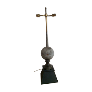 Lampe en métal patiné