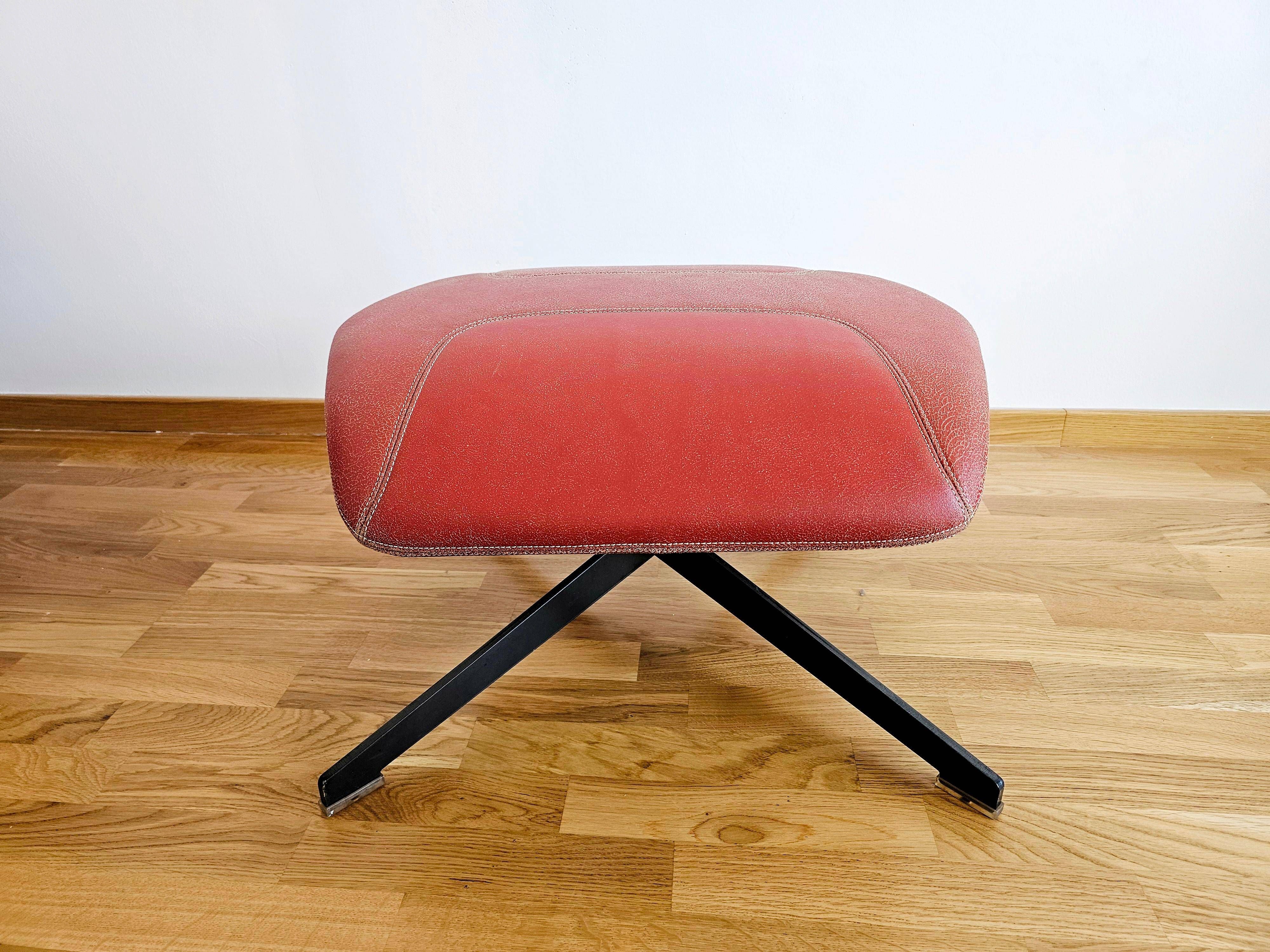 "Take a line for a walk" Armchair and Ottoman Alfredo Haberli for Moroso