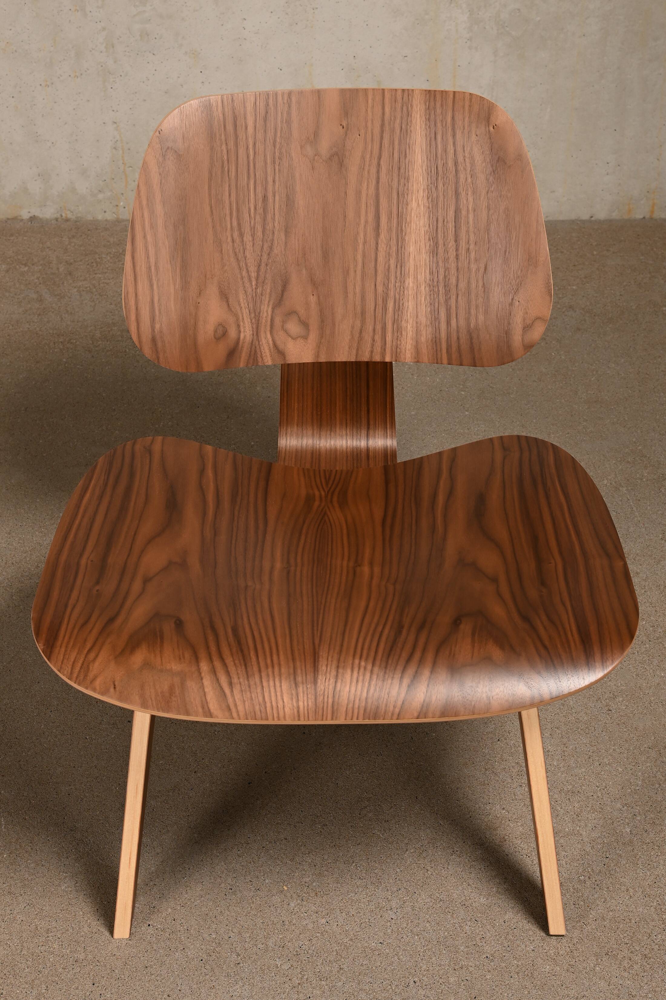 Charles & Ray Eames LCW walnut lounge chair for Herman Miller