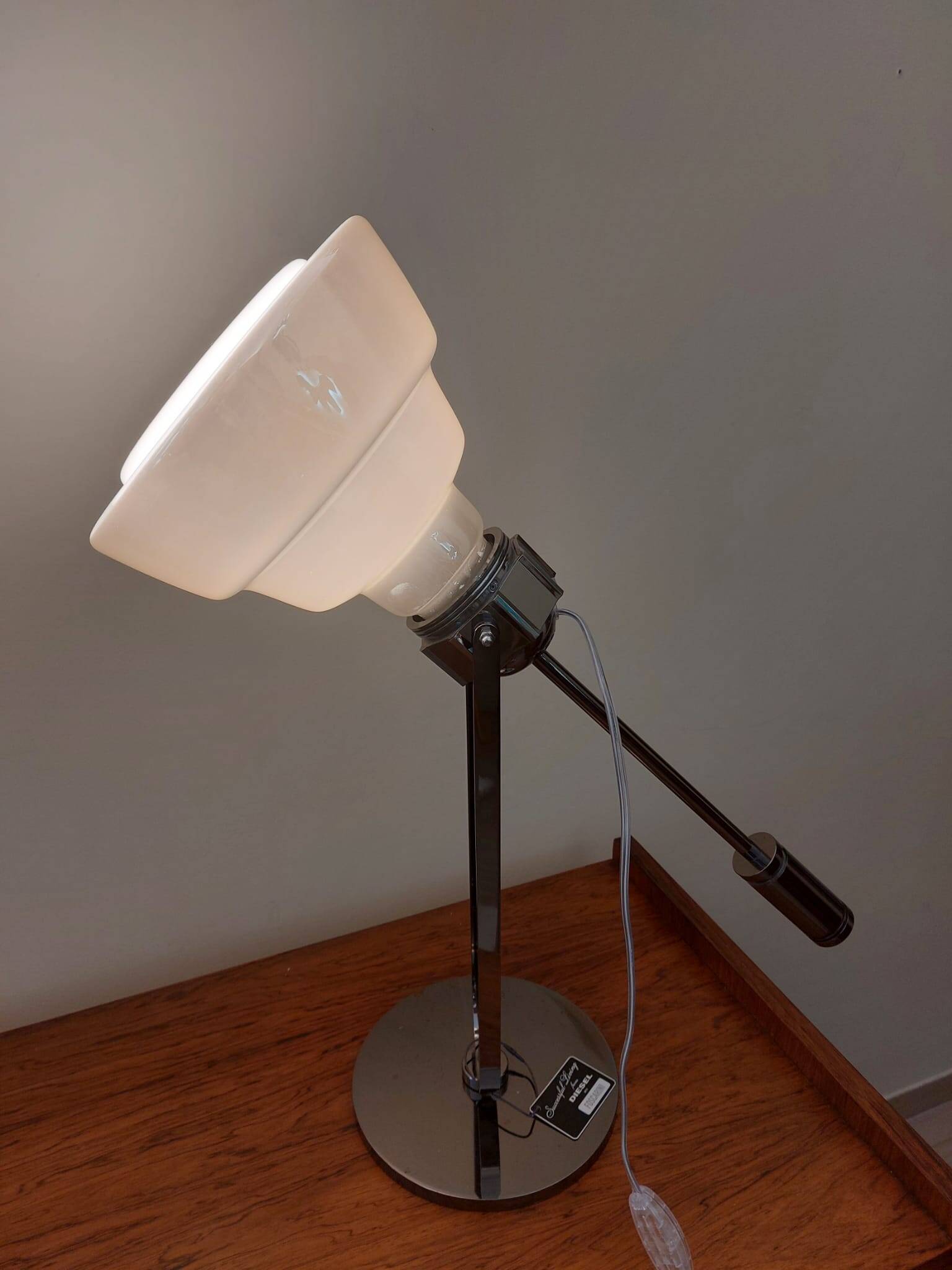 Lampada da tavolo "Glas" in vetro opalino e acciaio cromato