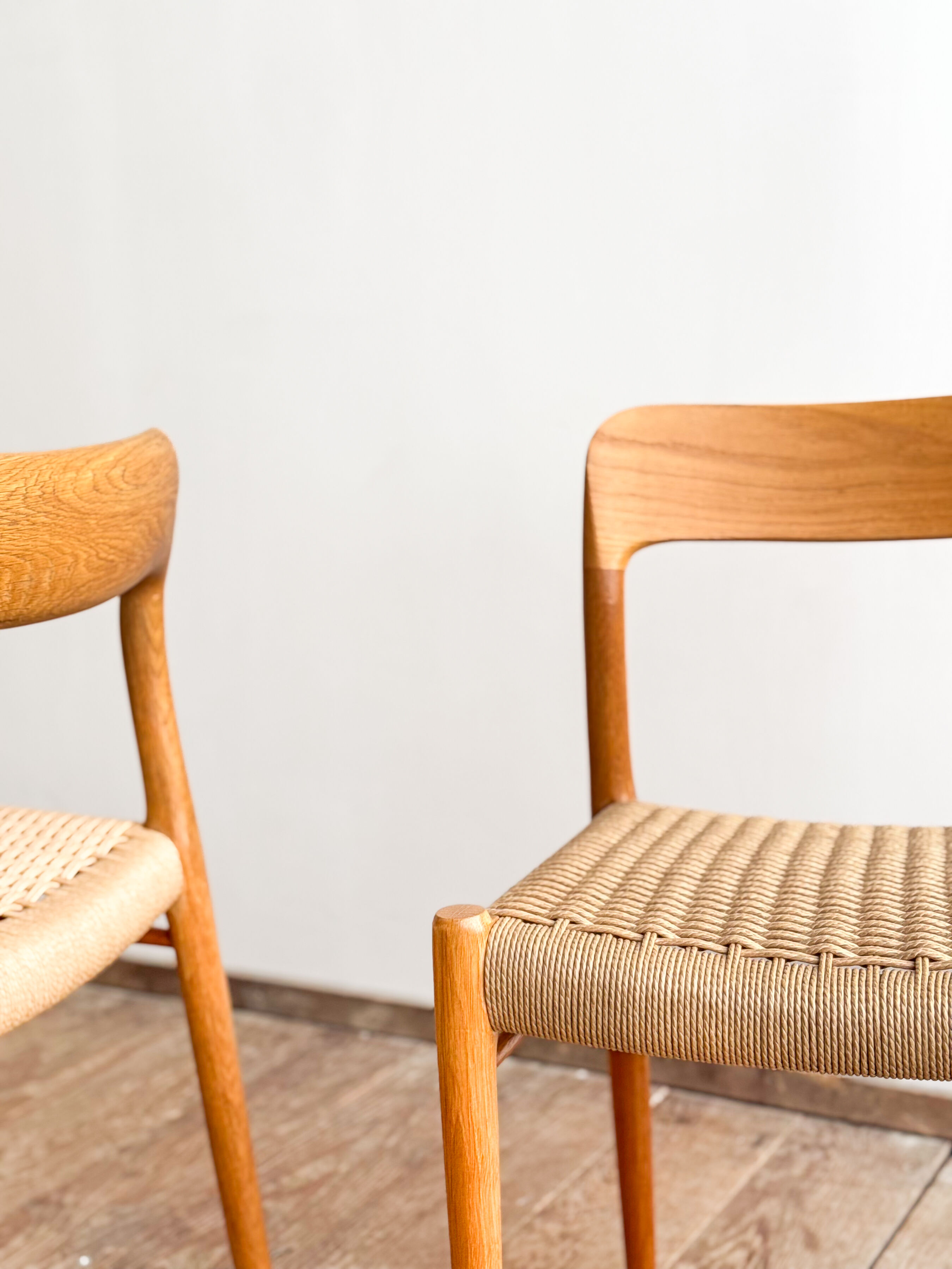 Paire de chaises de salle à manger modèle 75 par Niels O. Møller en chêne