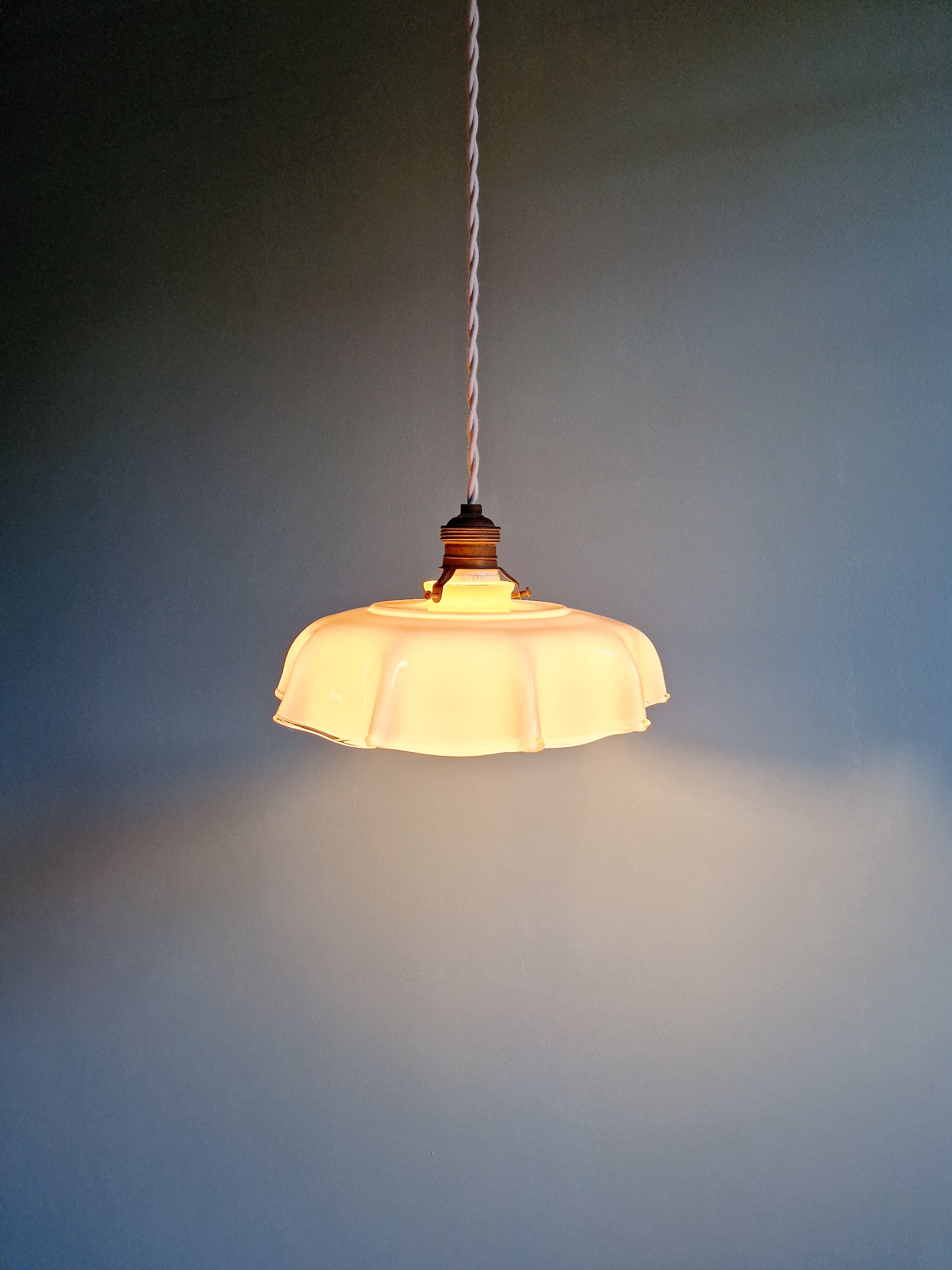 Suspension Art Déco en opaline rose festonnée, années 1920-30