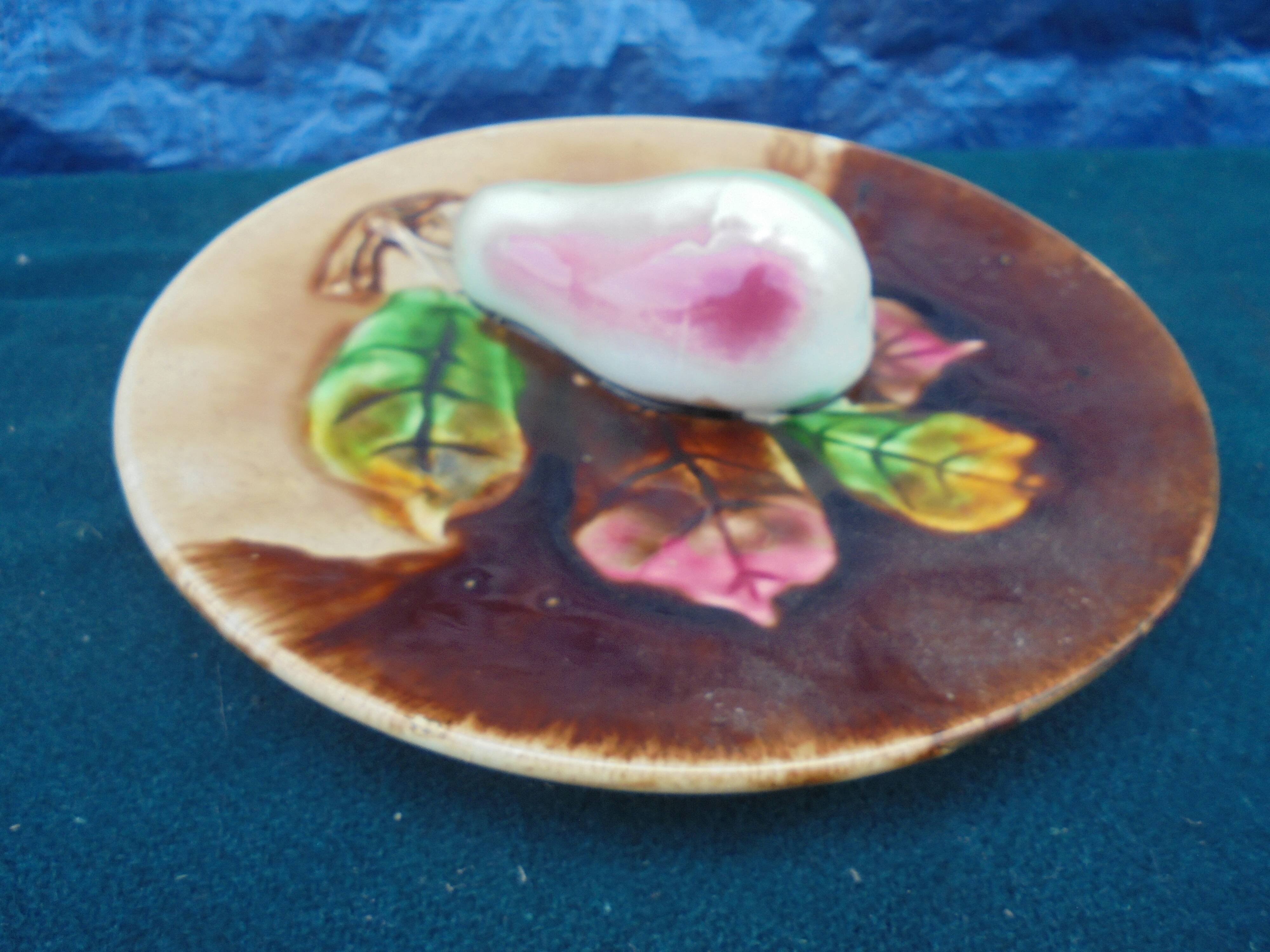 Plate in slip trompe l'oeil pear