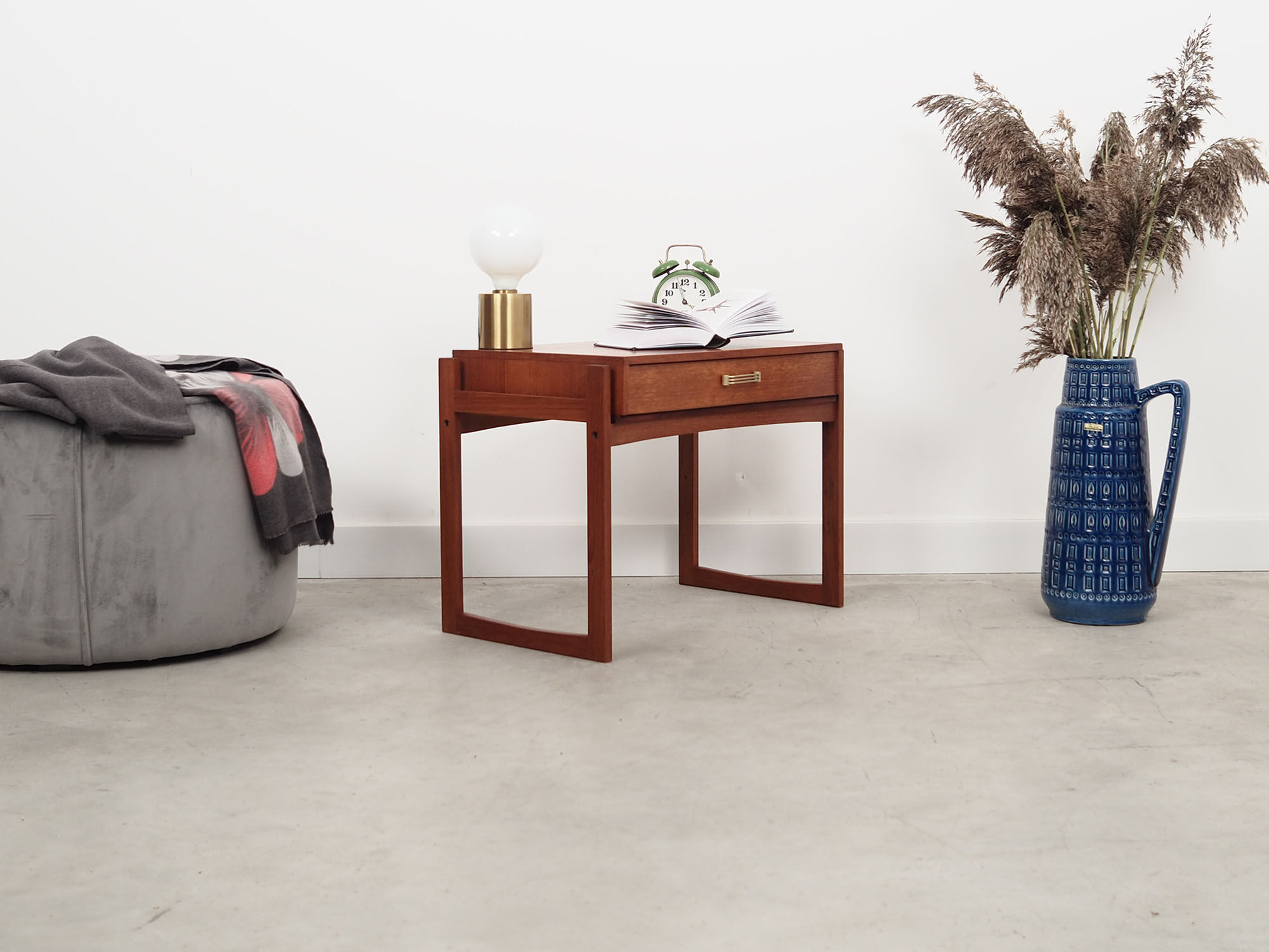 Table de chevet en teck, design danois, années 1970, production: Danemark