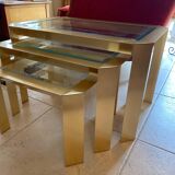 Ensemble de 3 tables d'appoint en métal doré et verre