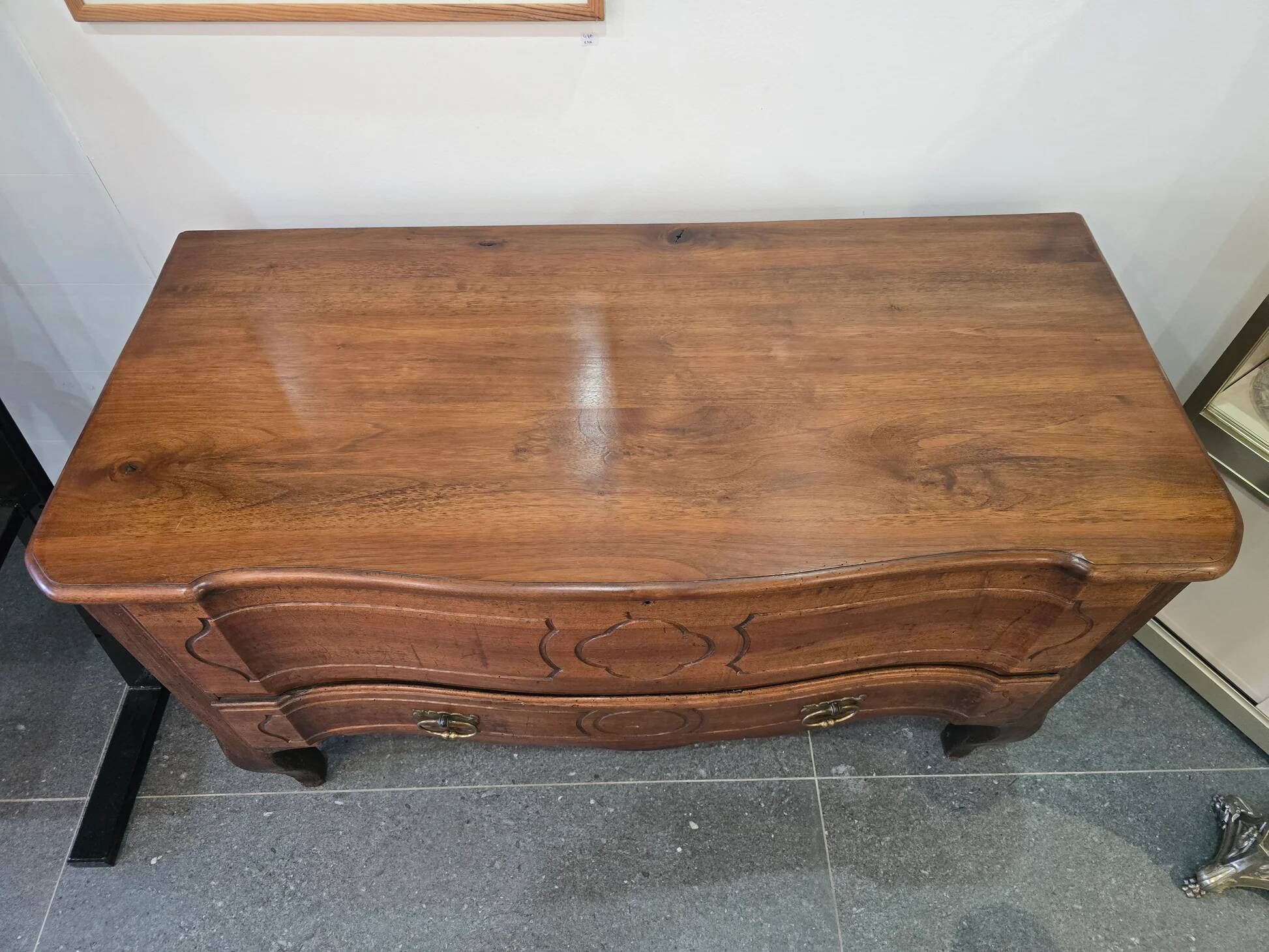Regional walnut commode, Louis XV style – late 18th / early 19th century