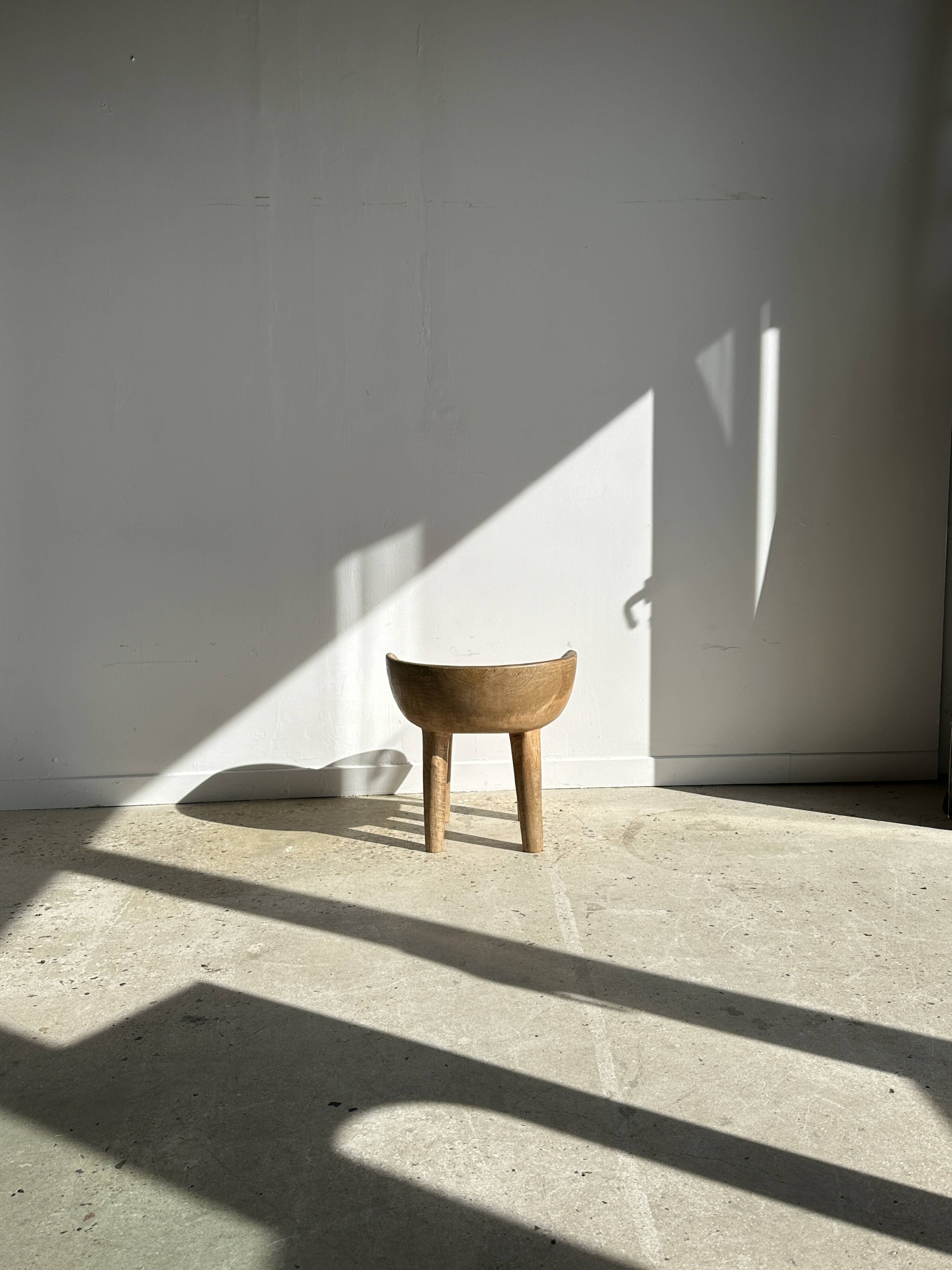 Quadripod chair with round seat and small back in natural monoxyl mango wood