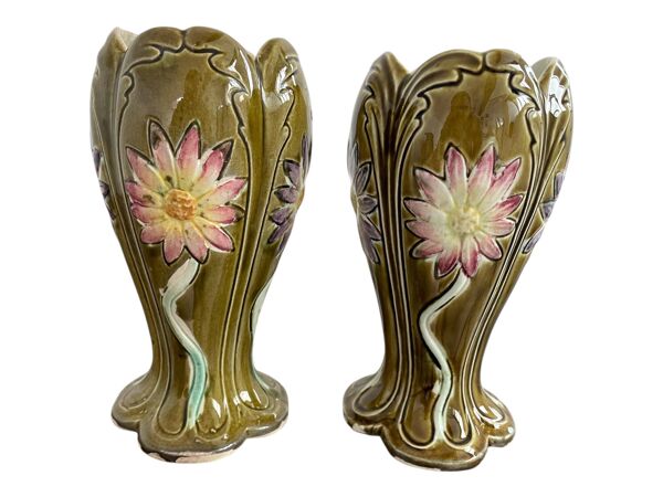 Vases en barbotine, paire, Art Nouveau, faïencerie DE BRUYN, signés, numéro