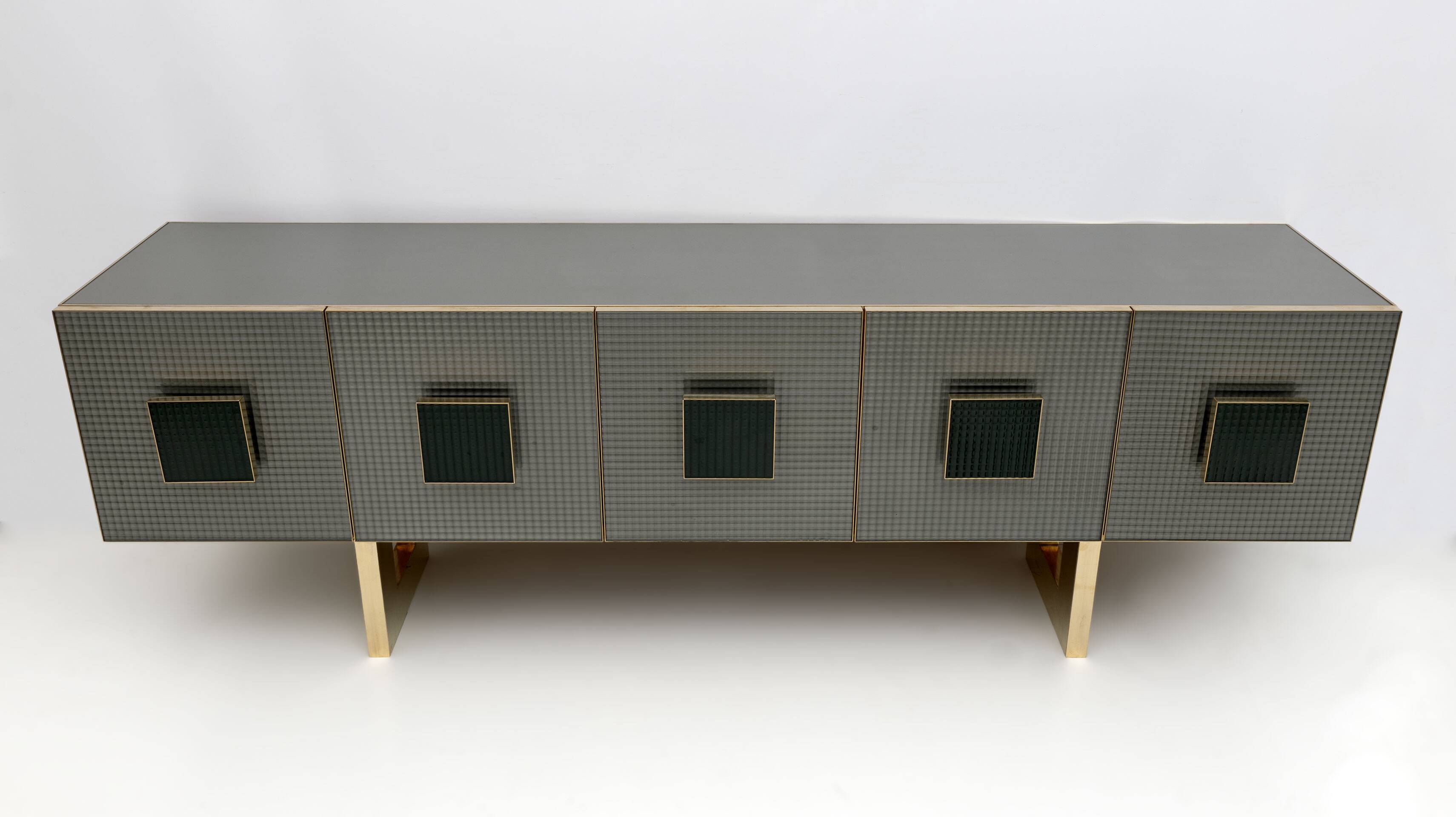 Buffet italien postmoderne en verre coloré et laiton, années 1980