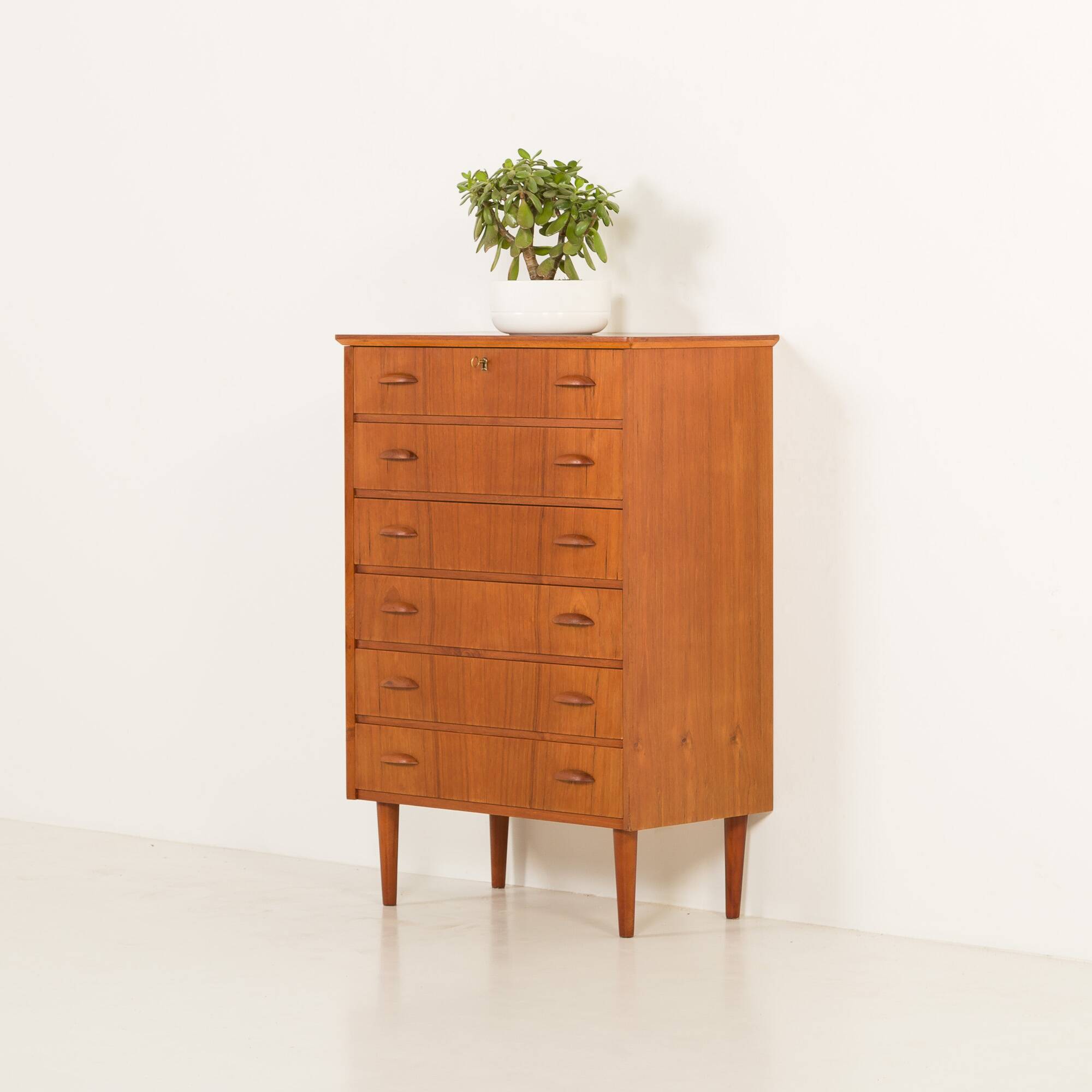Commode en teck danois dans le style de Johannes Sorth, années 1960.